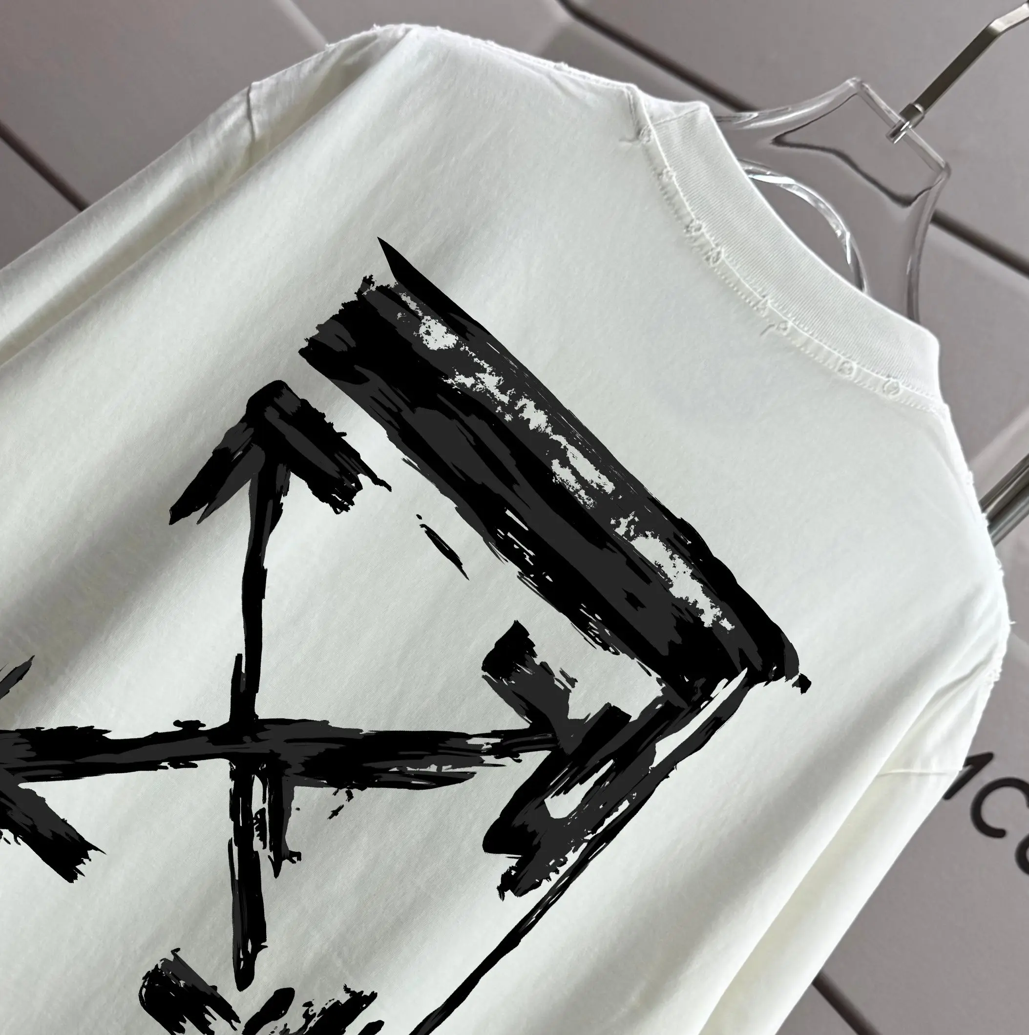Distressed Arrows Logo Graphic T-Shirt D14012581 — view 3