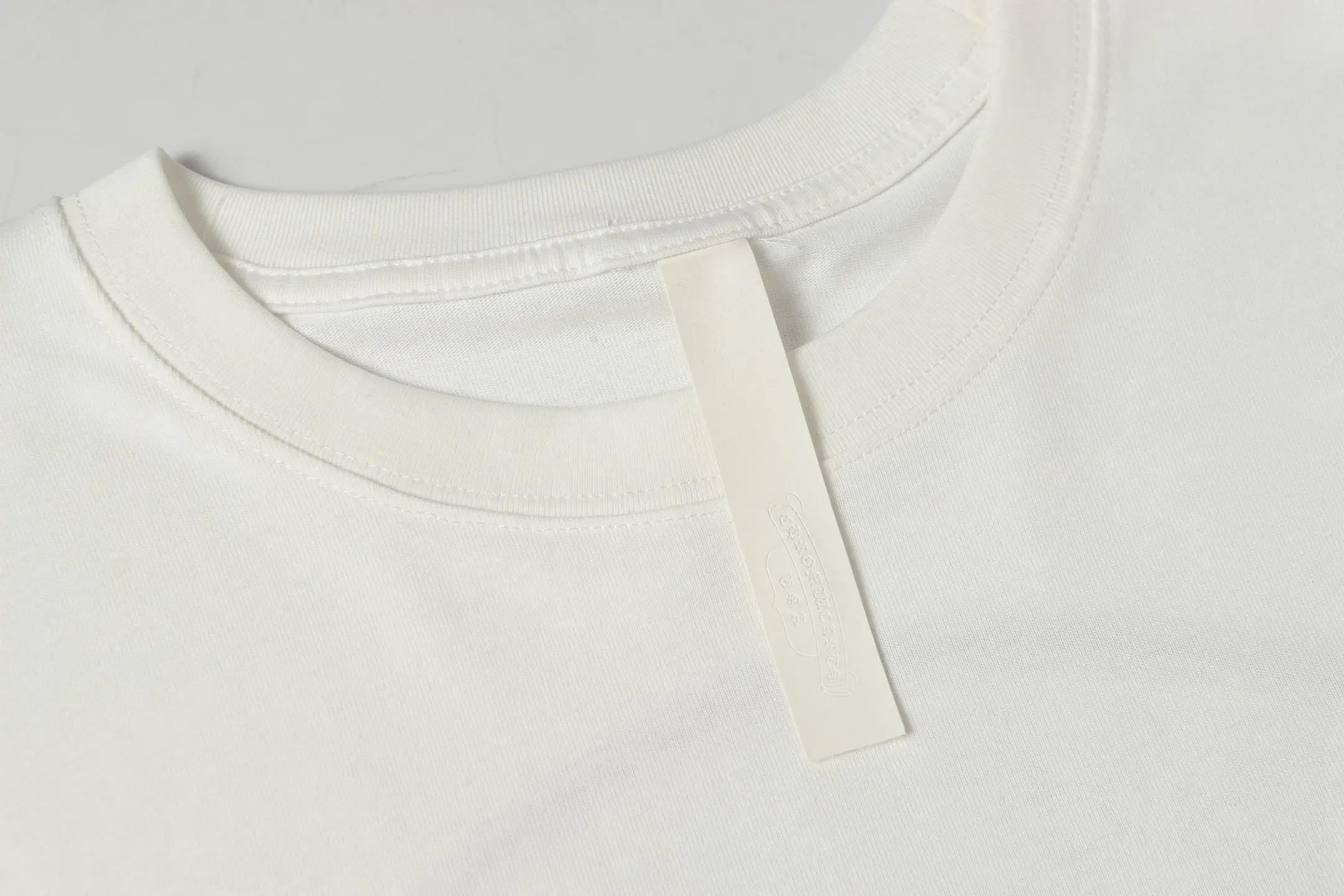 Horshoe Sanskrit Embroidered Cotton T-Shirt D10514048 — view 3