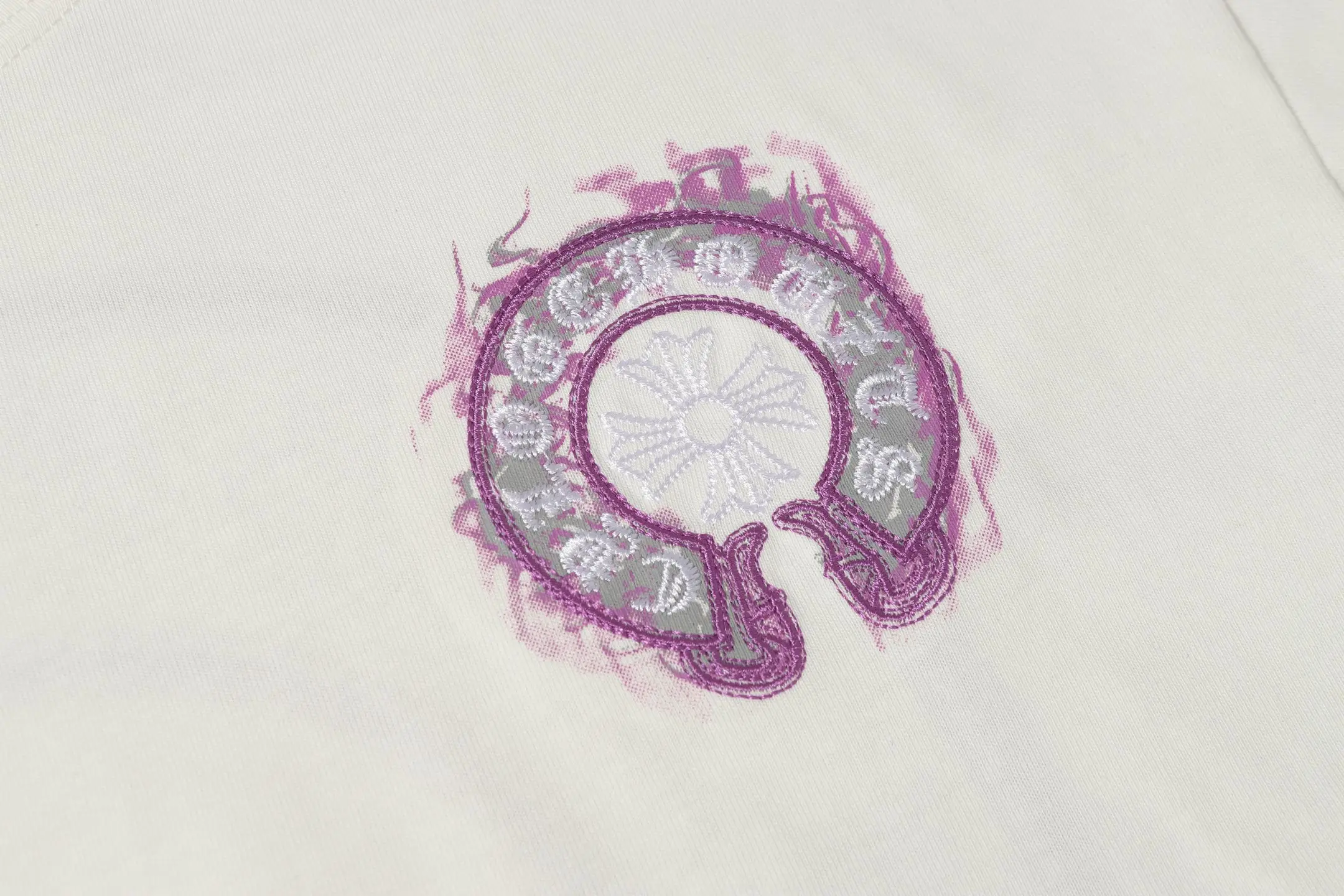 Horshoe Sanskrit Embroidered Cotton T-Shirt D10514048 — view 4