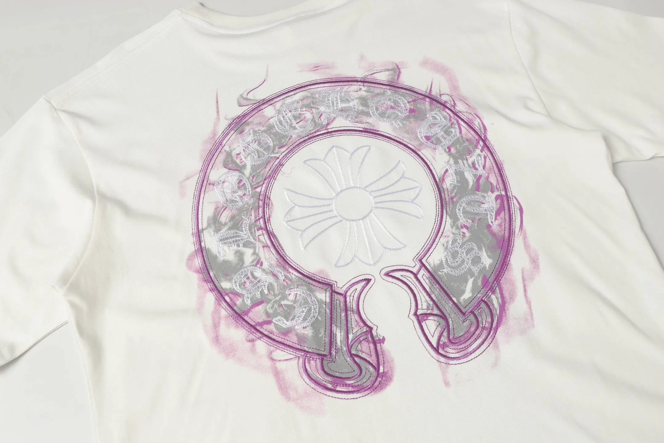 Horshoe Sanskrit Embroidered Cotton T-Shirt D10514048 — view 6