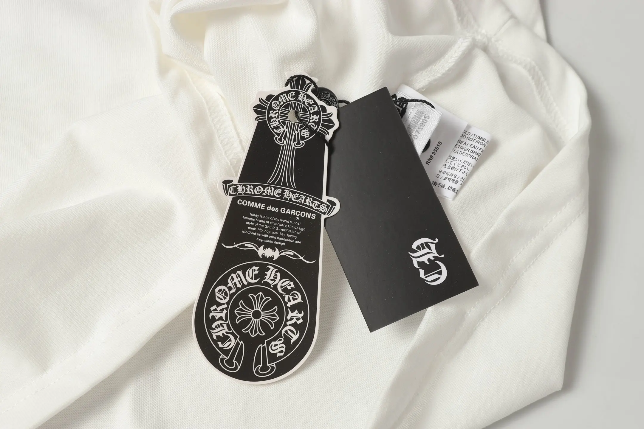 Horshoe Sanskrit Embroidered Cotton T-Shirt D10514048 — view 9