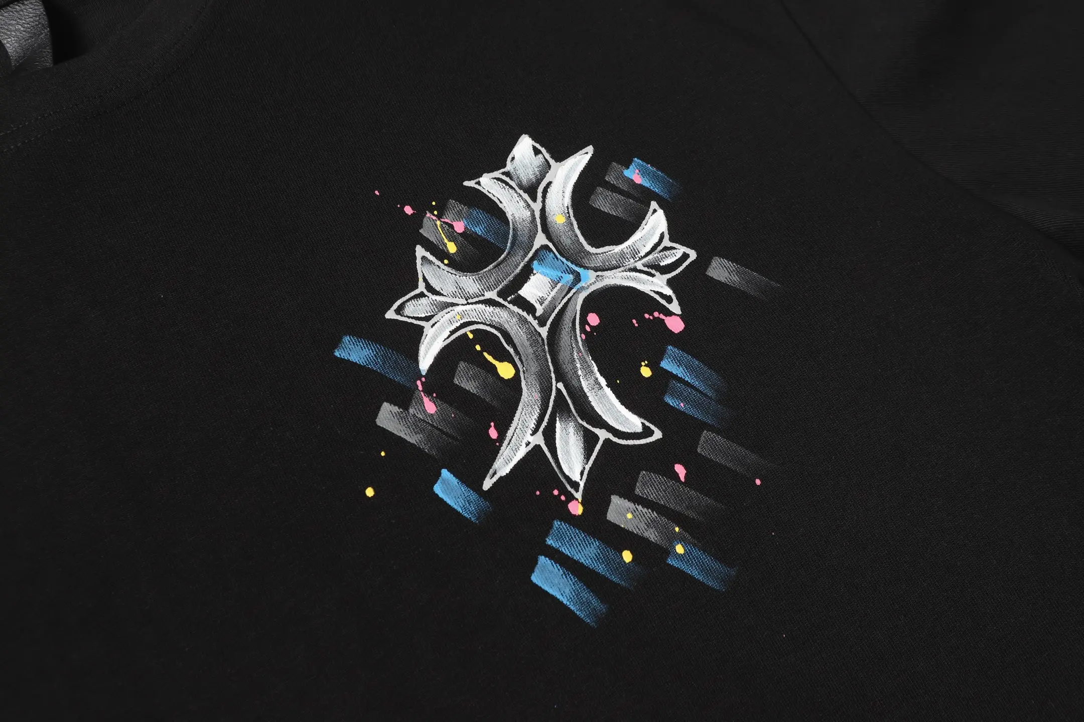 Hand-Painted Cross Graphic T-Shirt D10514033 — view 4