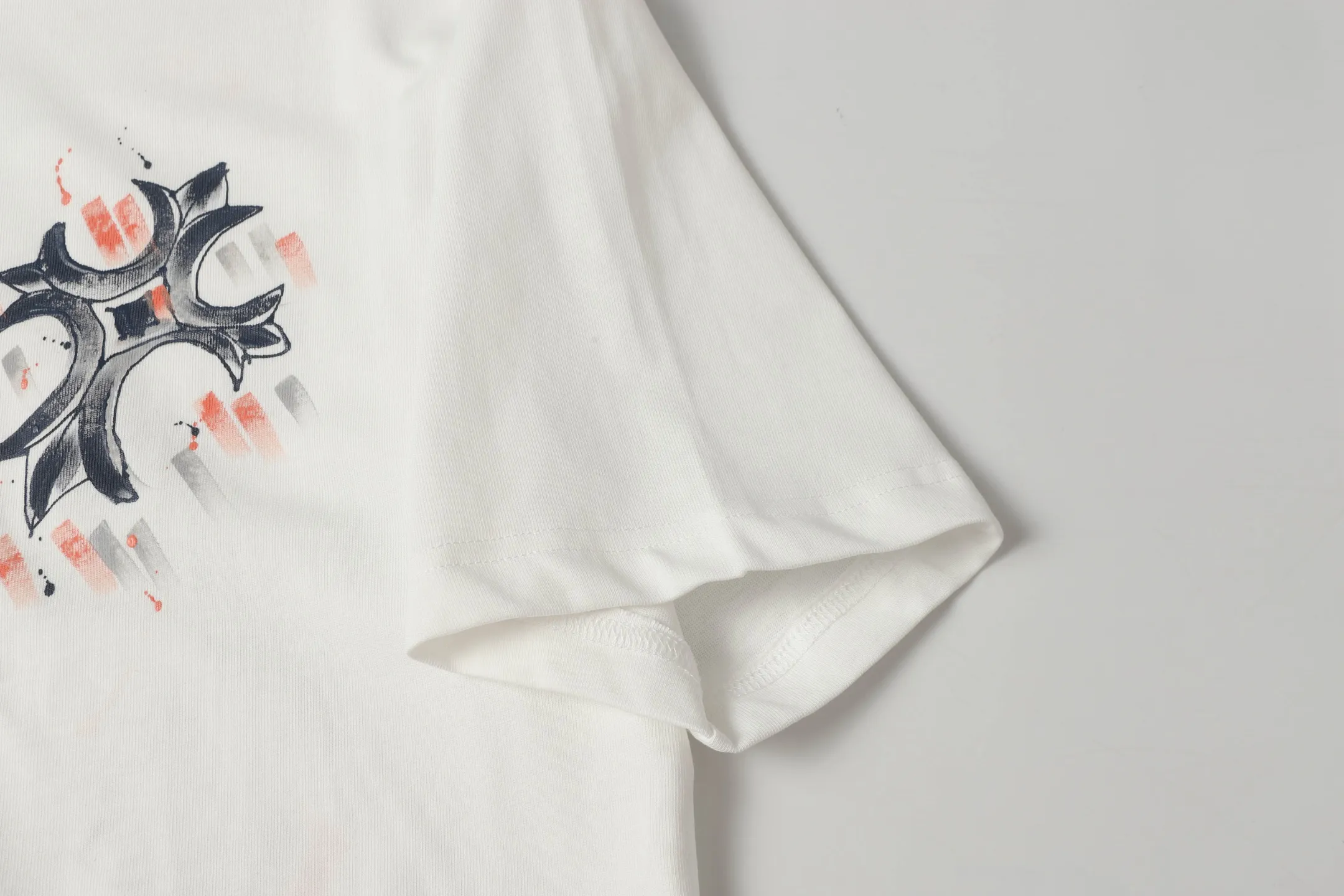 Hand-Painted Cross Graphic T-Shirt D10514034 — view 5