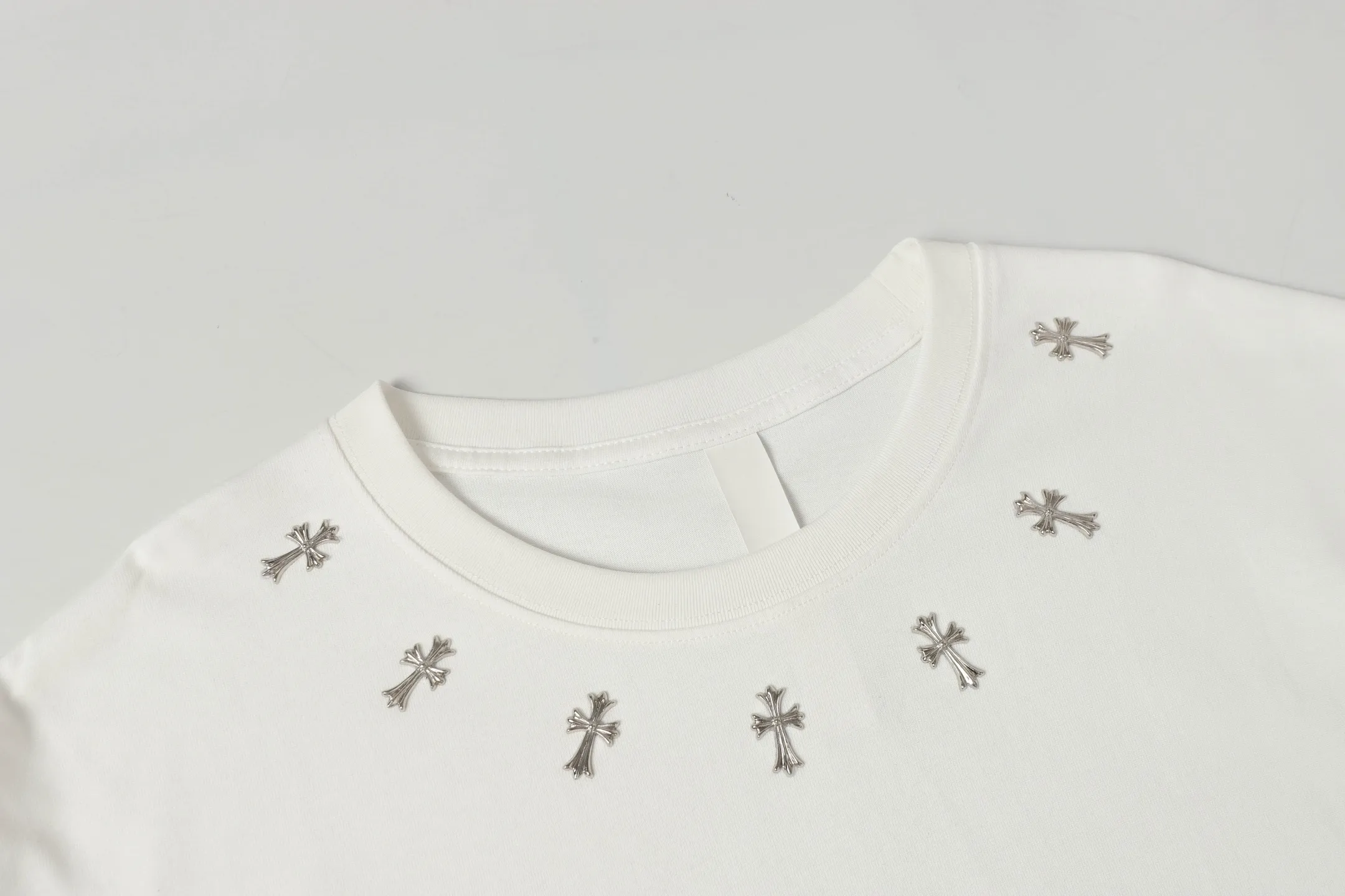Rhinestone Cross Embellished Cotton T-Shirt D9514060 — view 3