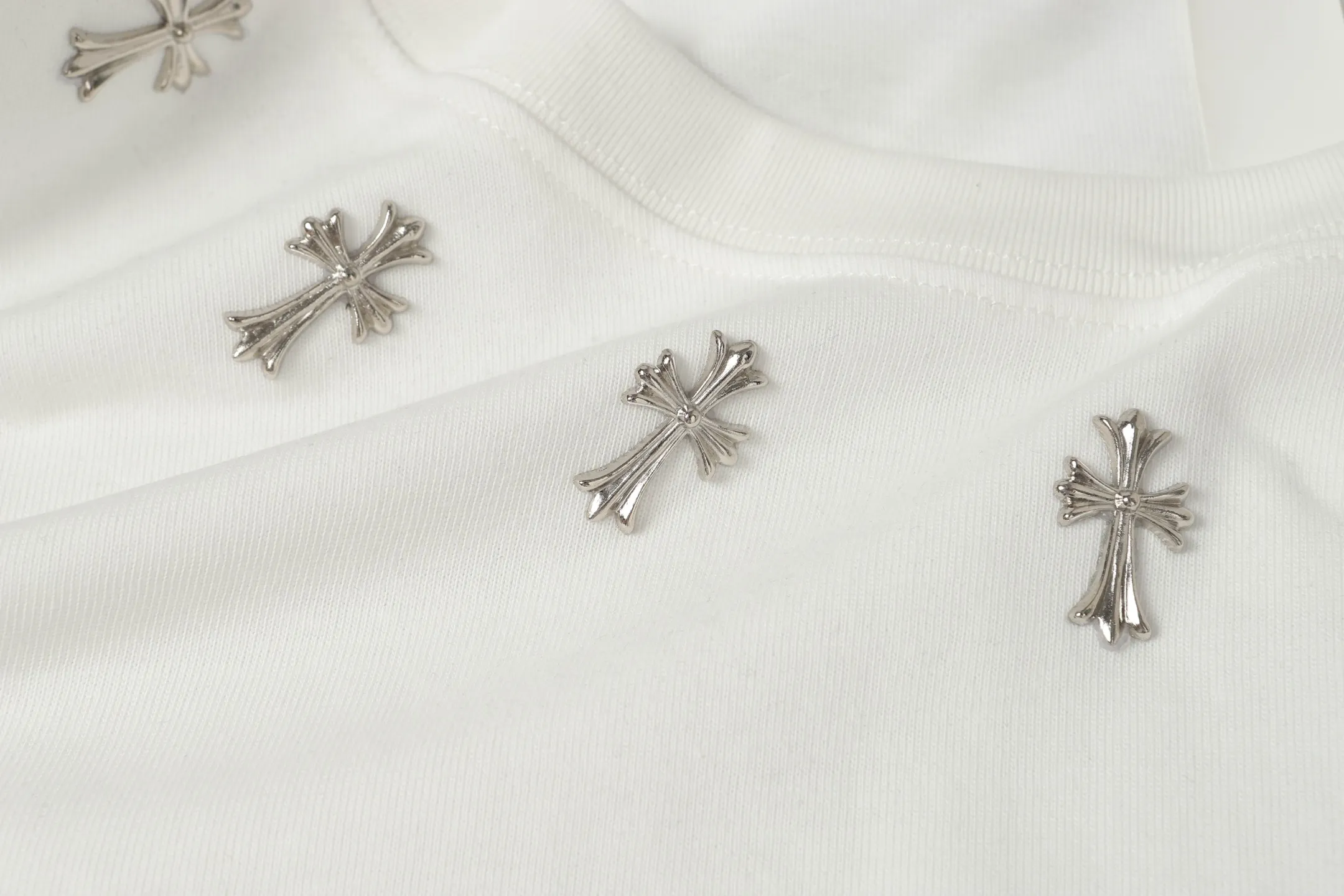 Rhinestone Cross Embellished Cotton T-Shirt D9514060 — view 5