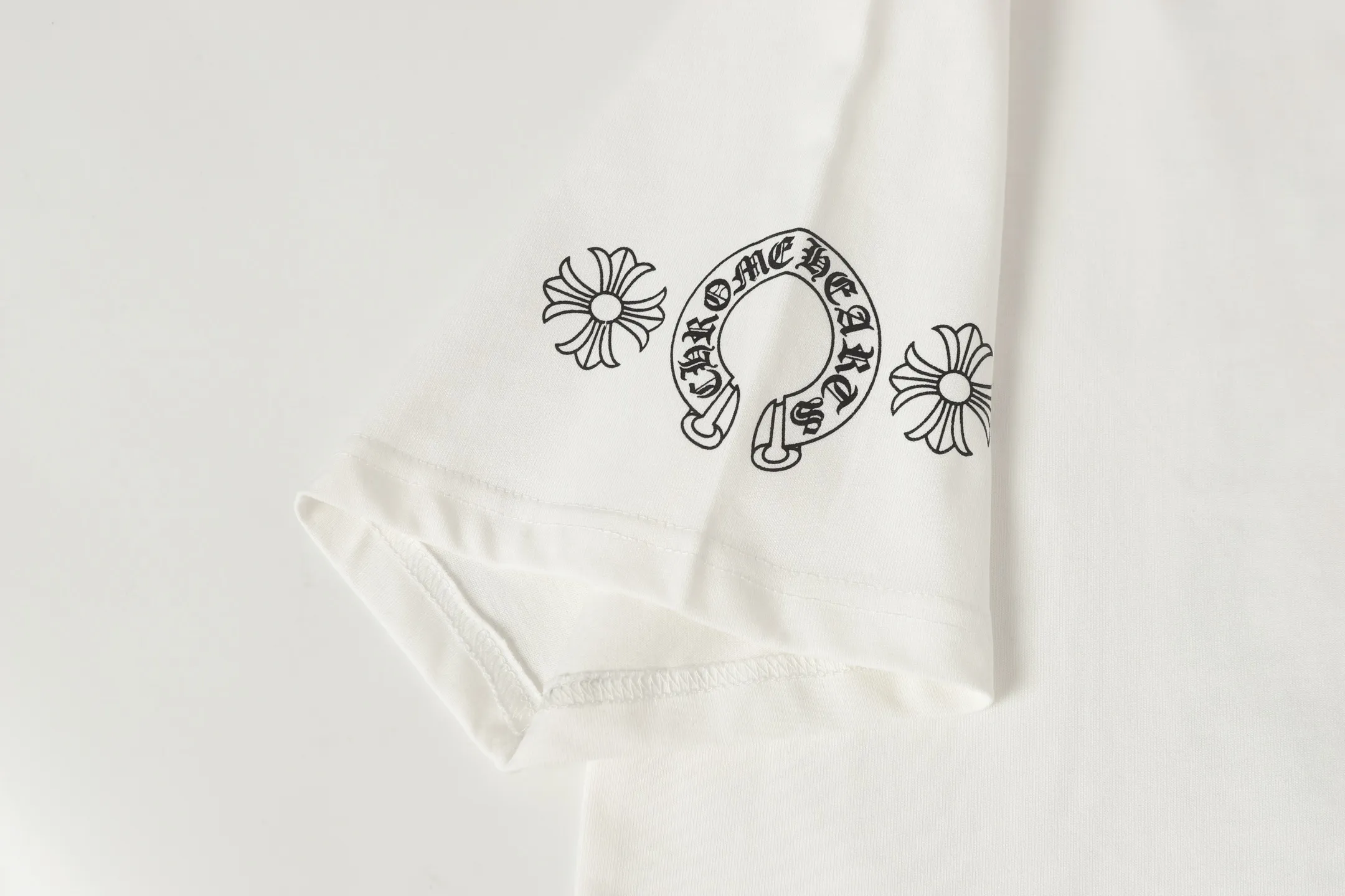 Dagger Crest Print Cotton T-Shirt D9514006 — view 6