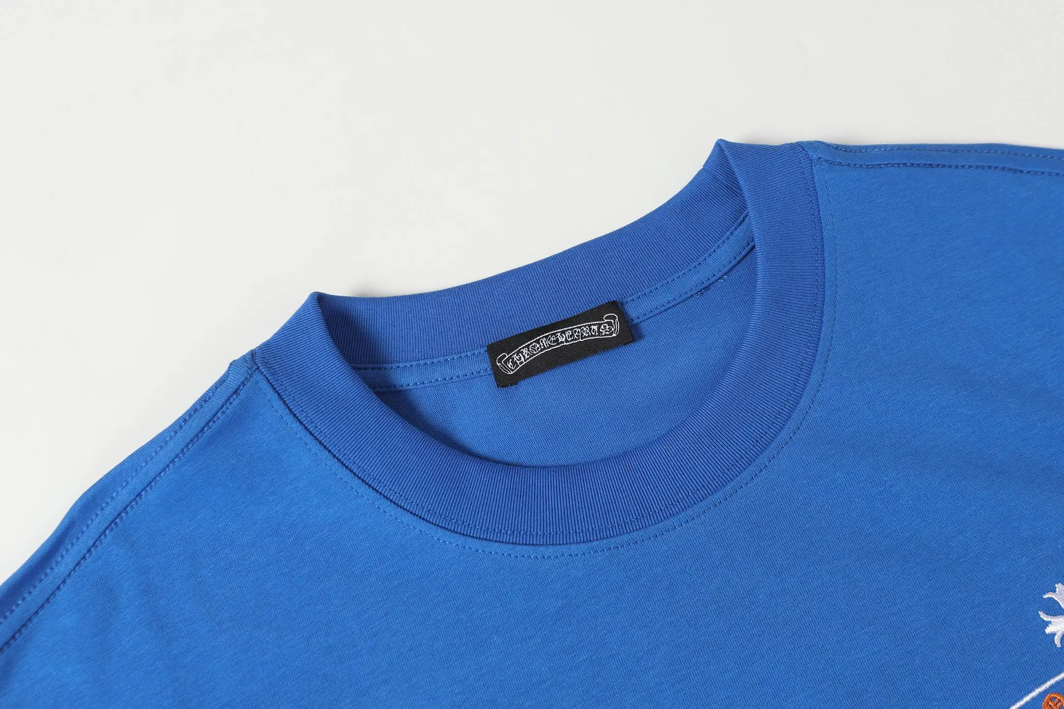 Horseshoe Sanskrit Embroidered Cotton T-Shirt D11014083 — view 4