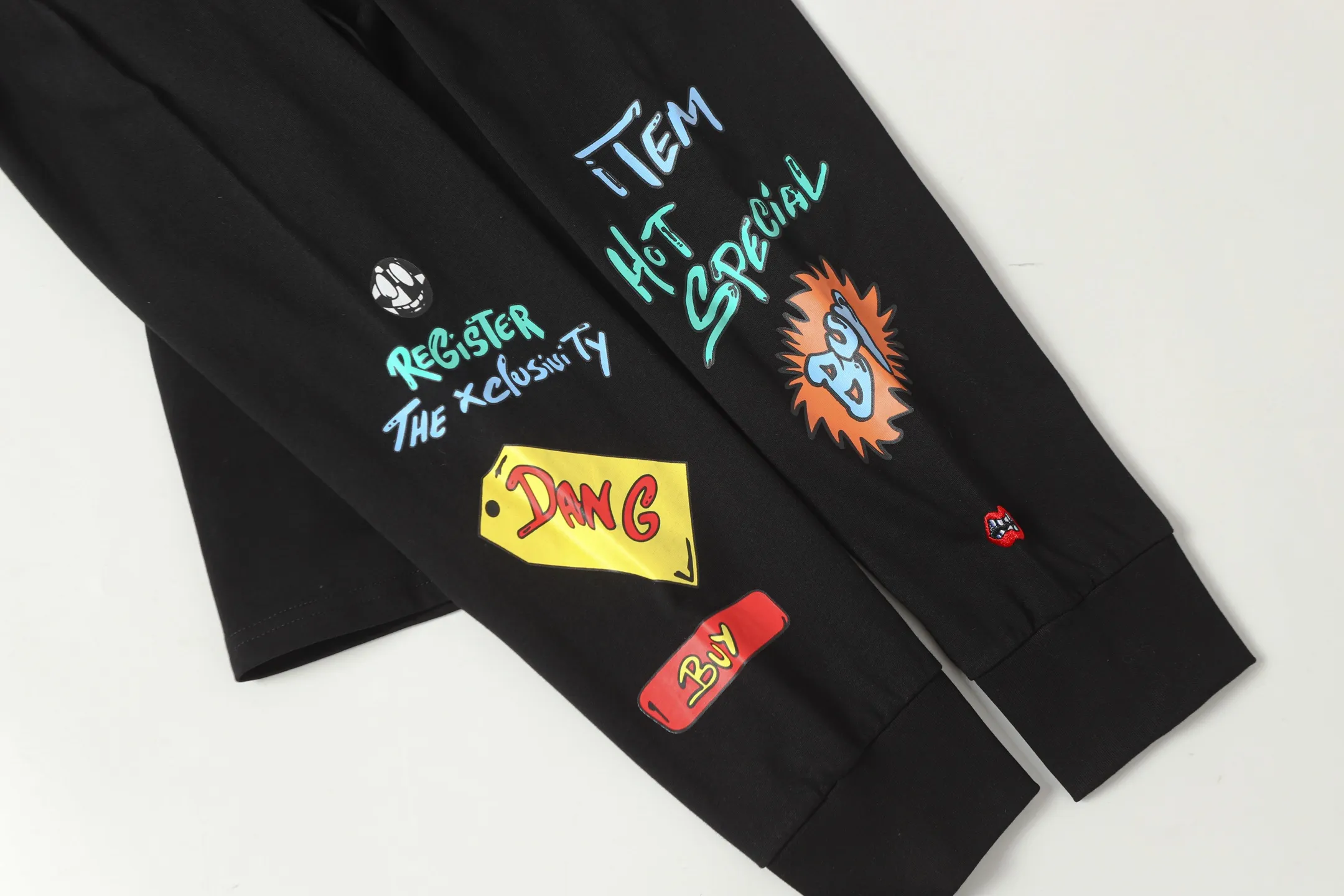 Graffiti Print Long-Sleeve T-Shirt D10013901 — view 9