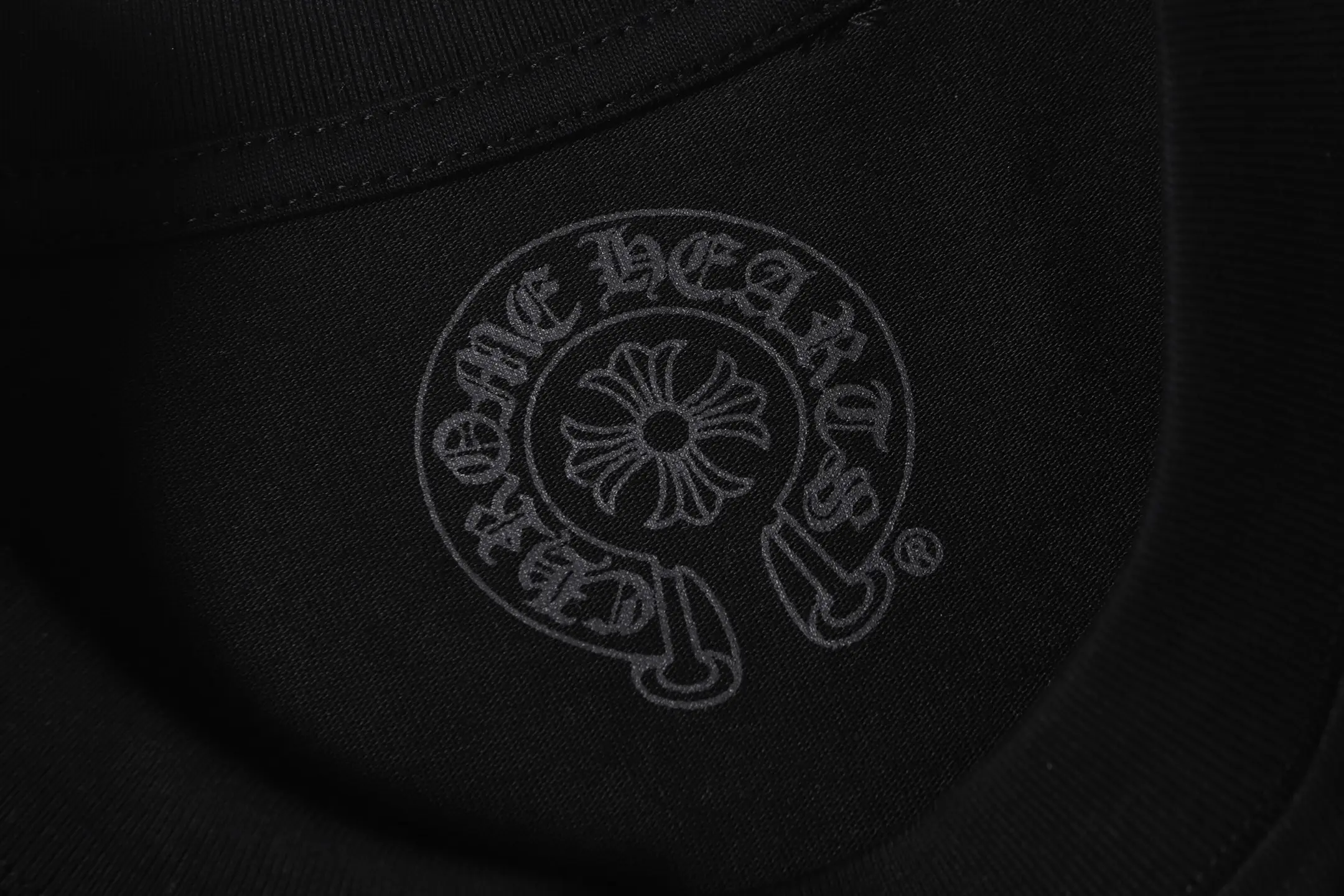 Horseshoe Logo Glow-in-the-Dark T-Shirt D10014108 — view 5
