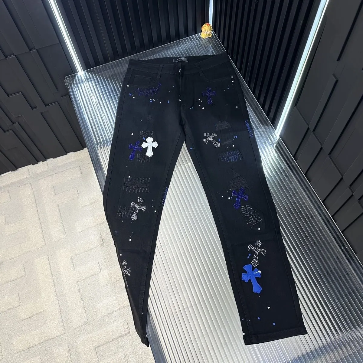 Distressed Slim-Fit Graphic Jeans D15423119