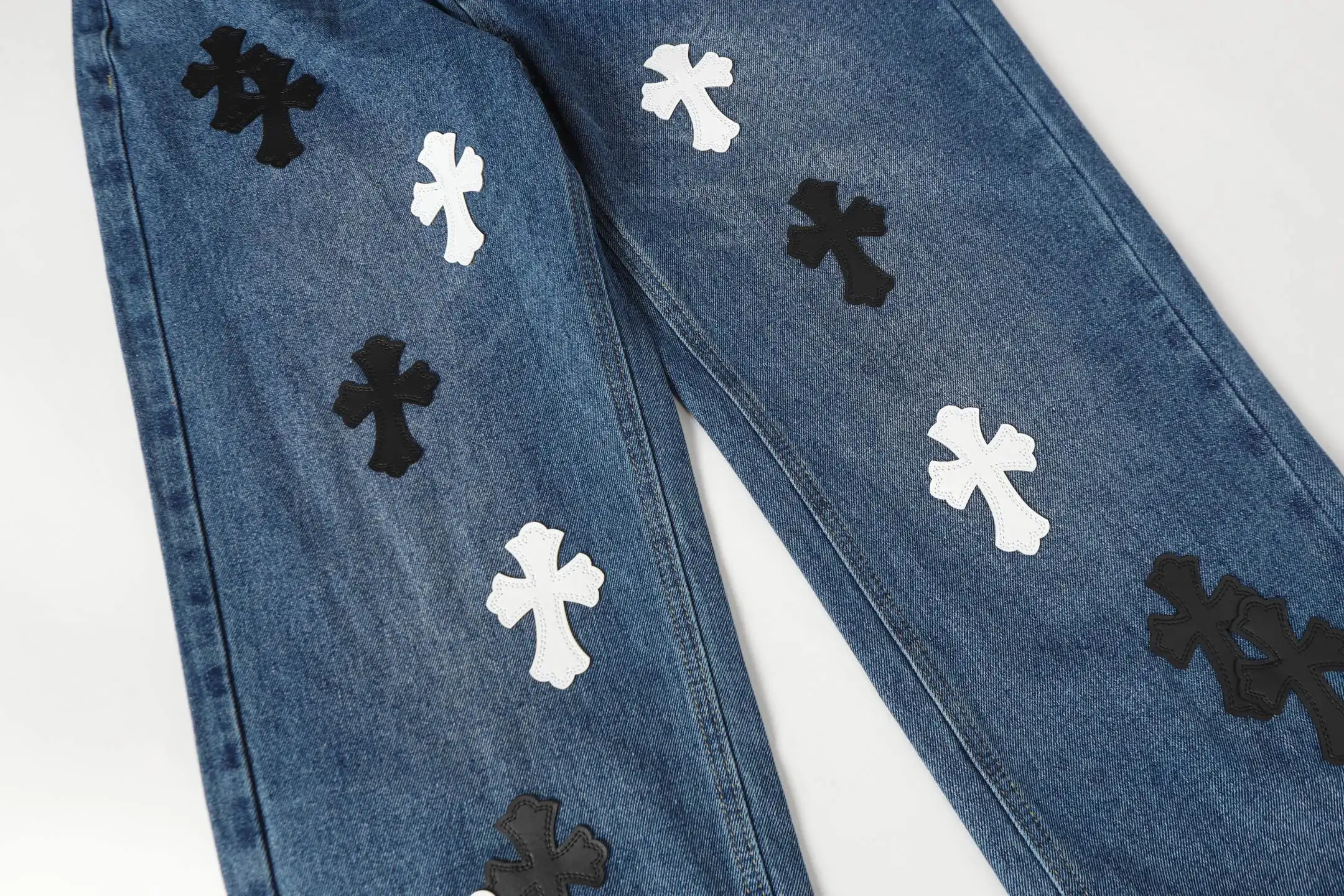 Cross-Patch Appliqué Straight-Leg Jeans D15513882 — view 4