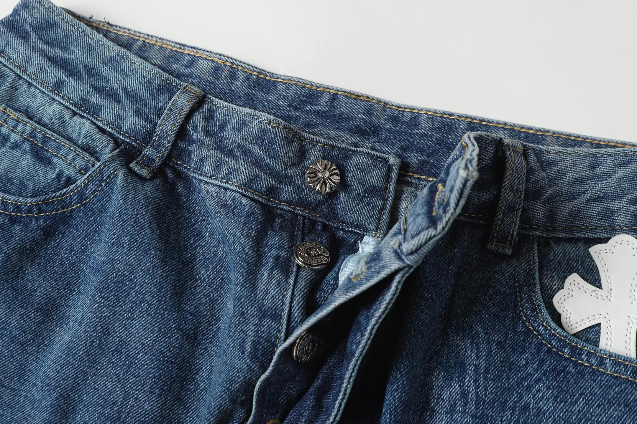 Cross-Patch Appliqué Straight-Leg Jeans D15513882 — view 5
