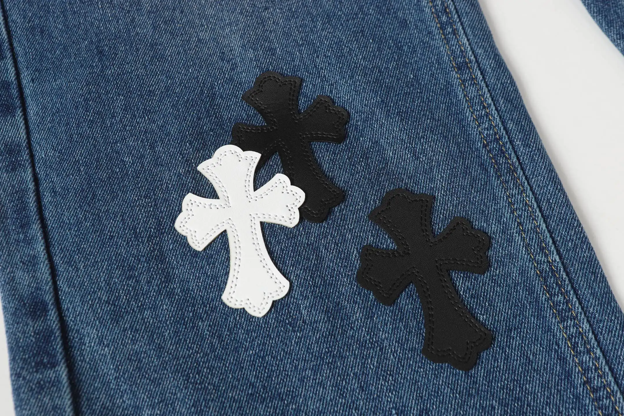 Cross-Patch Appliqué Straight-Leg Jeans D15513882 — view 10
