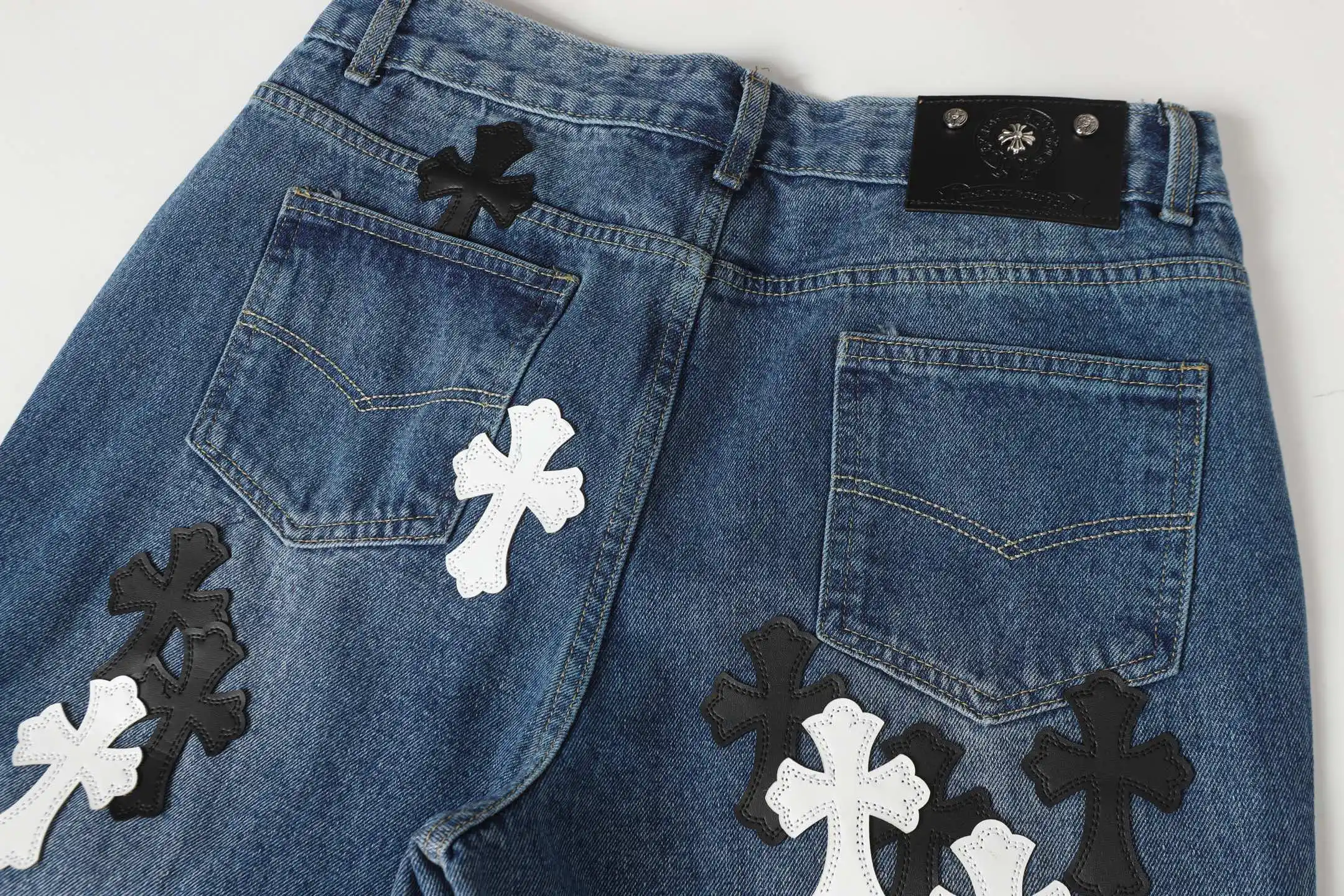 Cross-Patch Appliqué Straight-Leg Jeans D15513882 — view 13