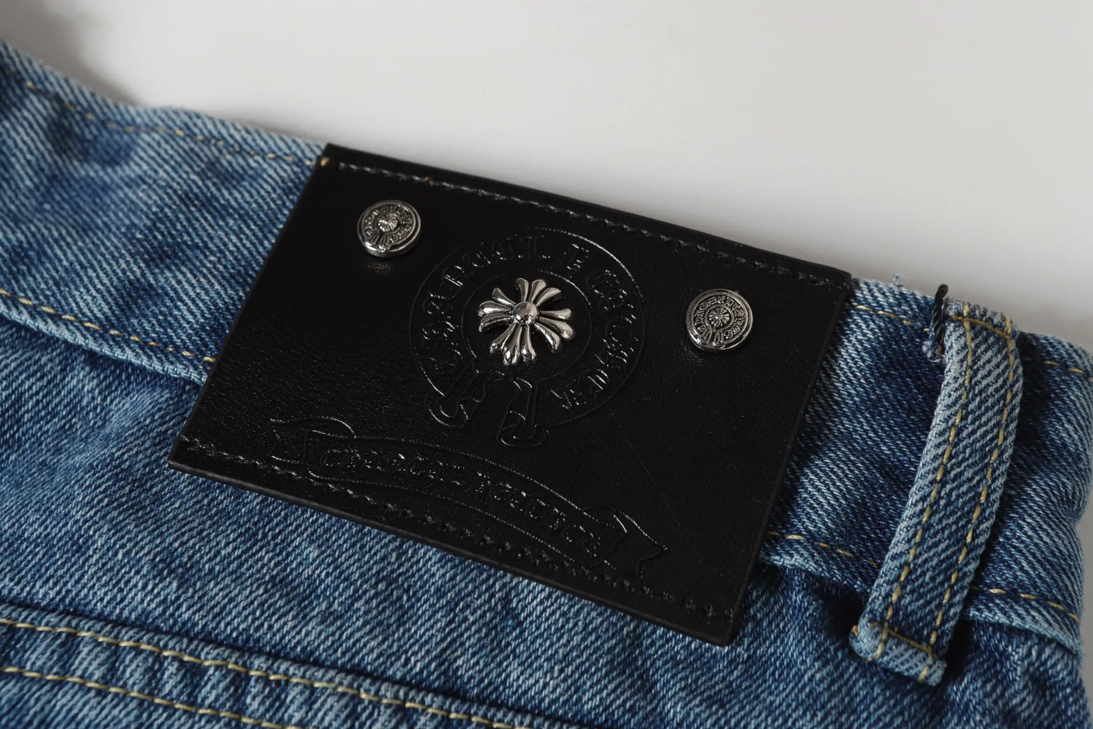 Cross-Patch Appliqué Straight-Leg Jeans D15513882 — view 14