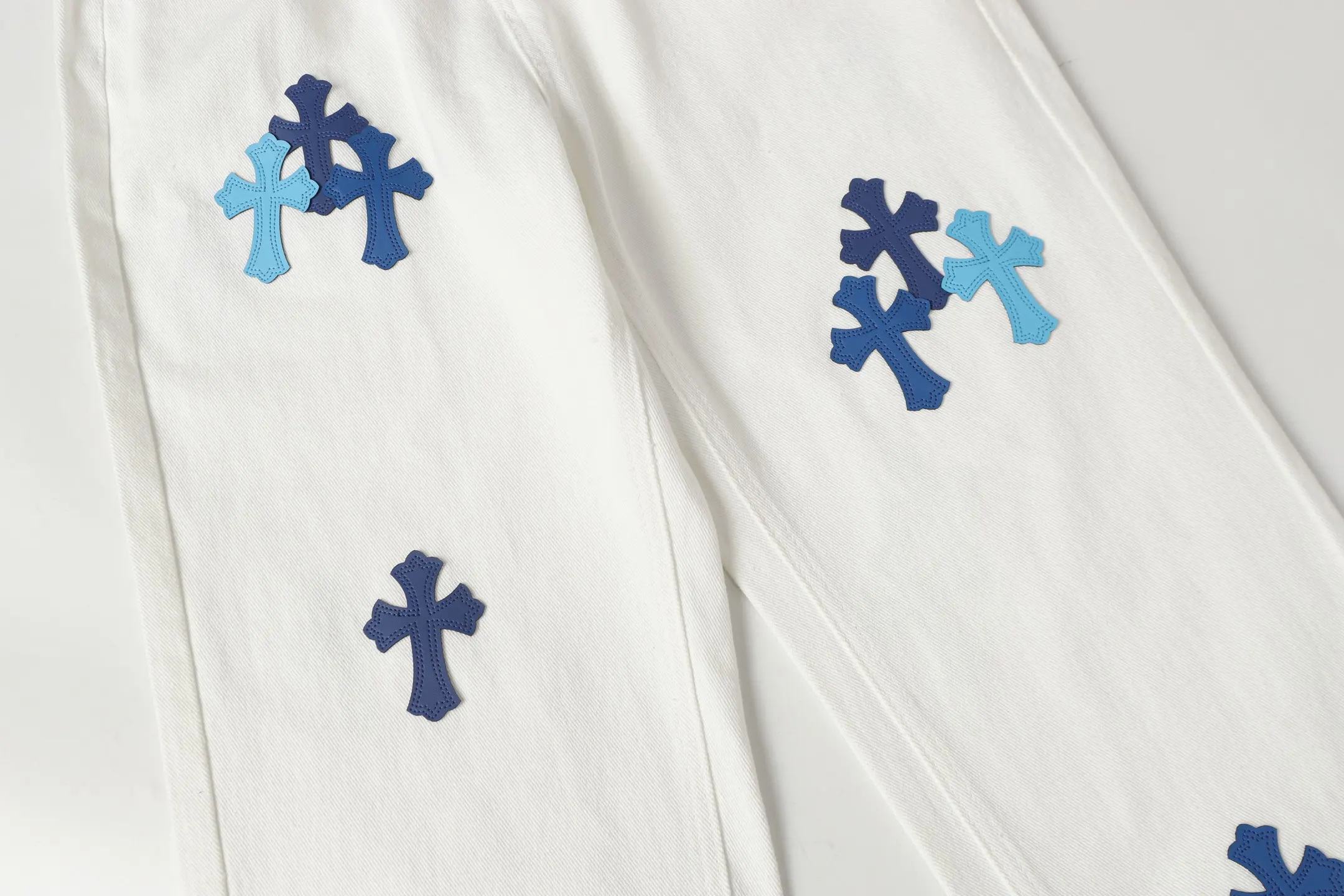 Cross Patch Embroidered Straight-Leg Jeans D15513881 — view 4