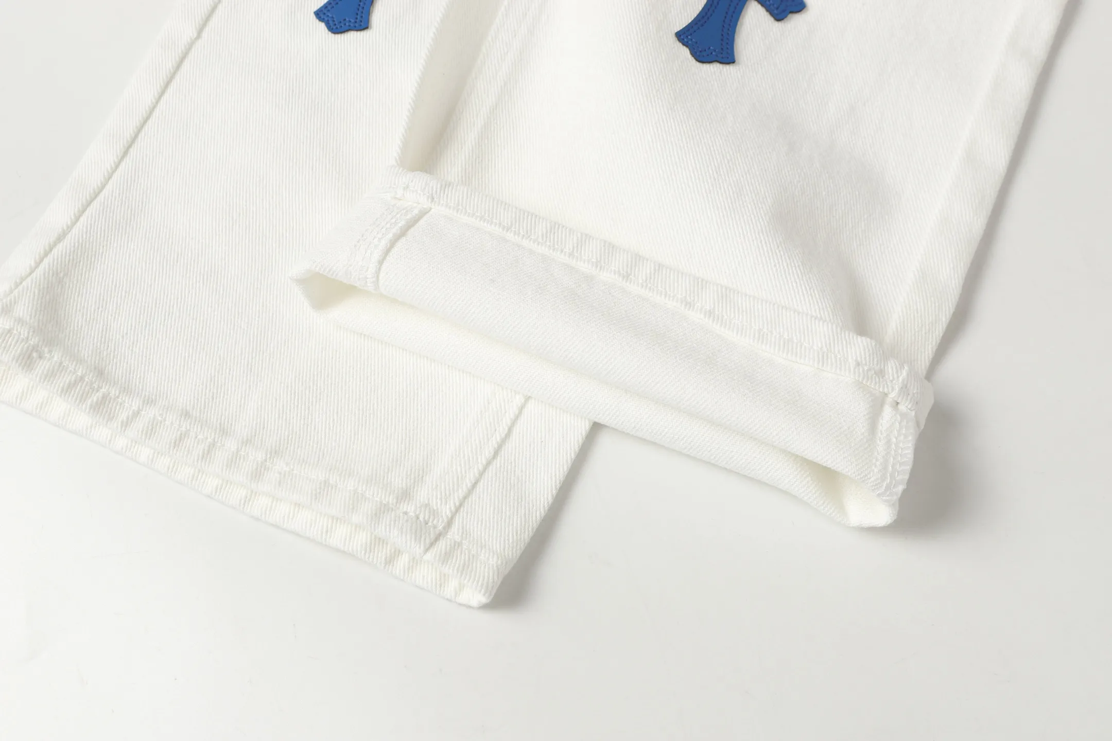 Cross Patch Embroidered Straight-Leg Jeans D15513881 — view 9