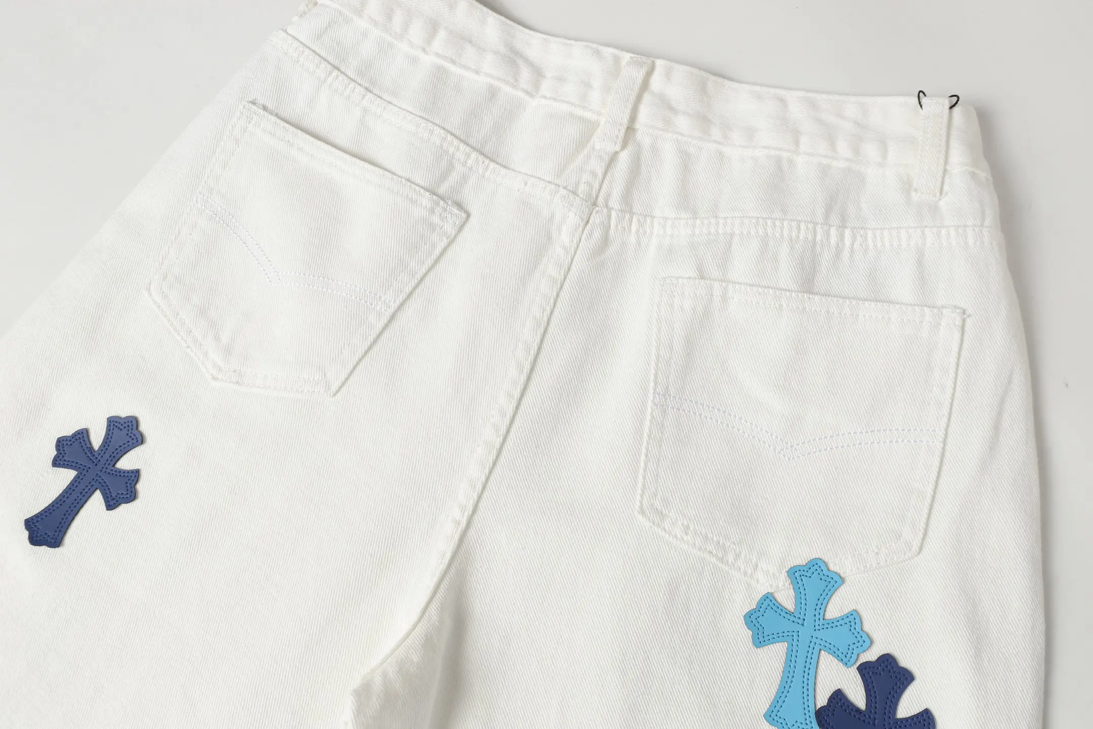 Cross Patch Embroidered Straight-Leg Jeans D15513881 — view 11
