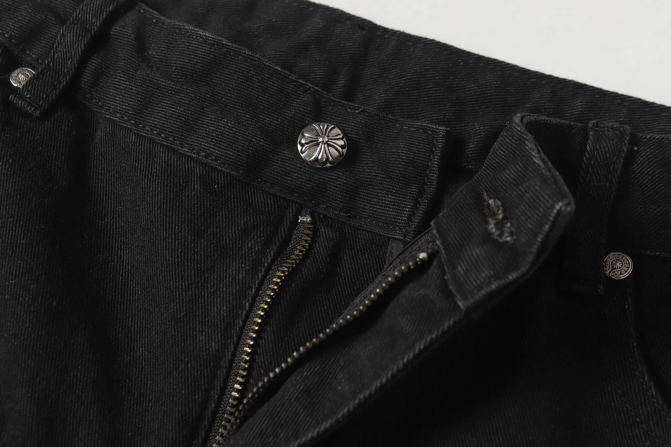 Cross Patch Embroidered Straight-Leg Jeans D14014000 — view 4
