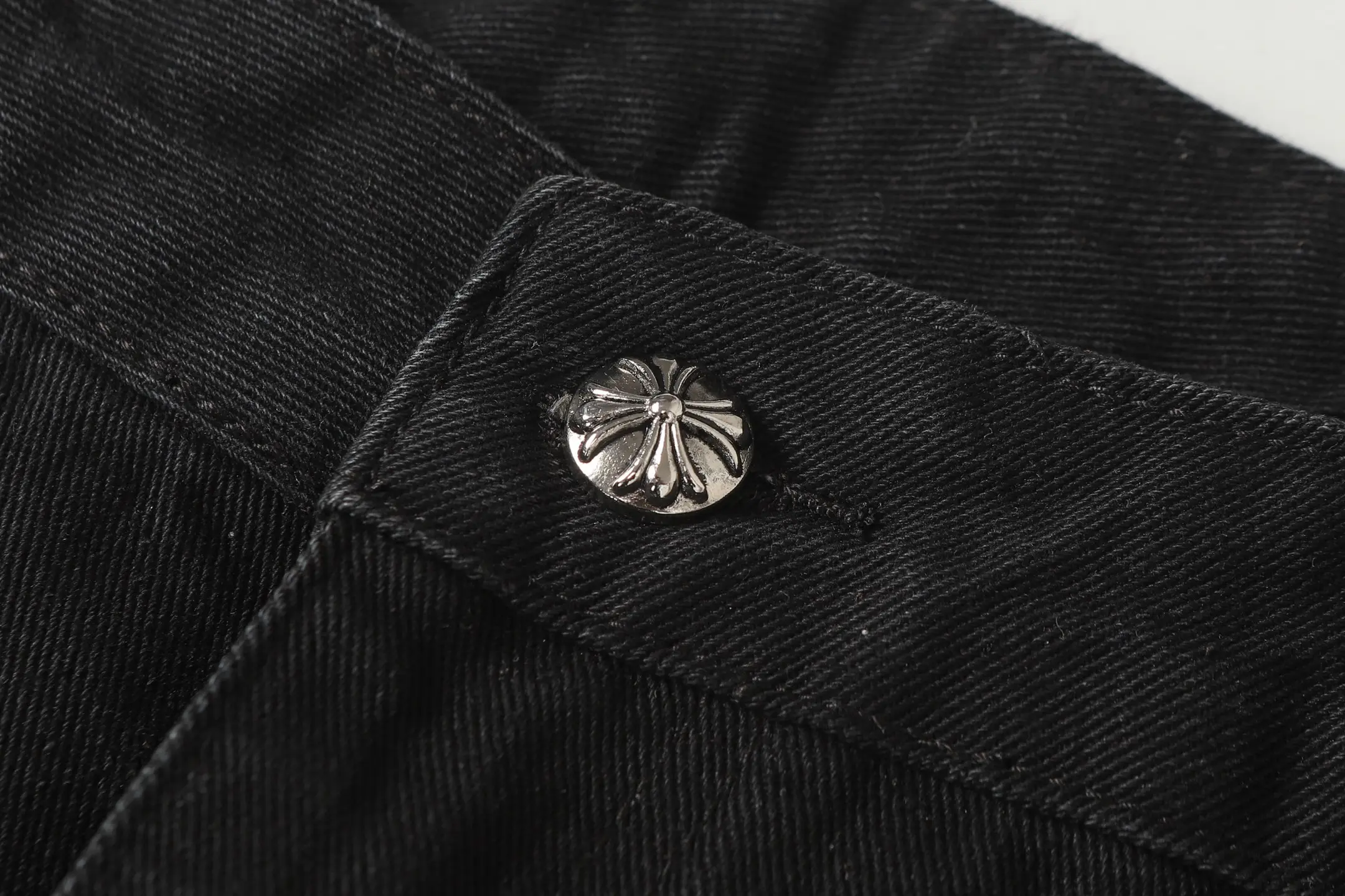 Cross Patch Embroidered Straight-Leg Jeans D14014000 — view 8
