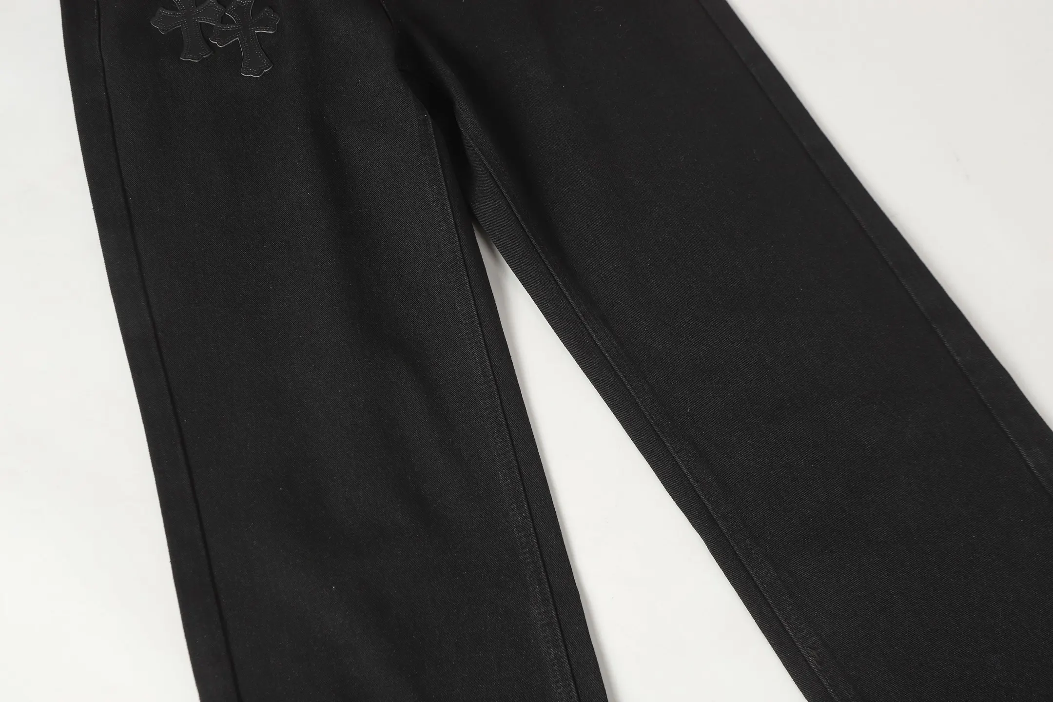Cross Patch Embroidered Straight-Leg Jeans D14014000 — view 10