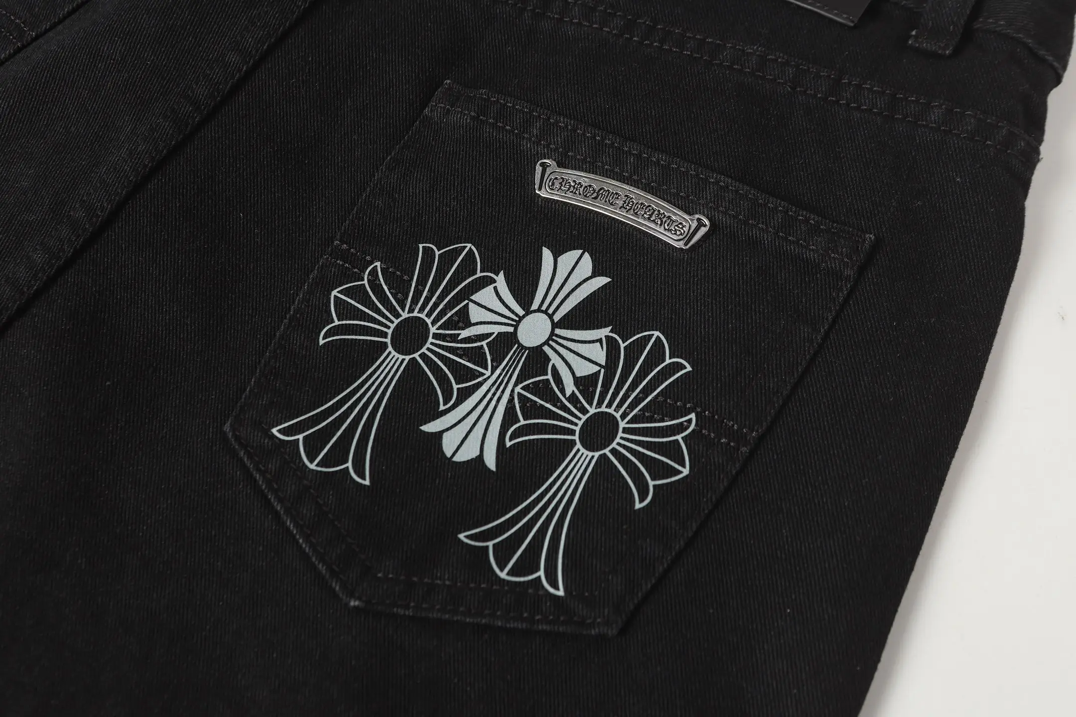 Cross Patch Embroidered Straight-Leg Jeans D14014000 — view 15