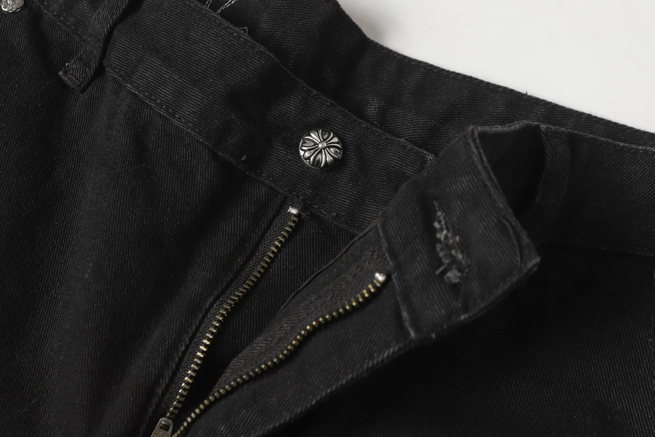 Cross Patch Embroidered Straight-Leg Jeans D16013999 — view 4