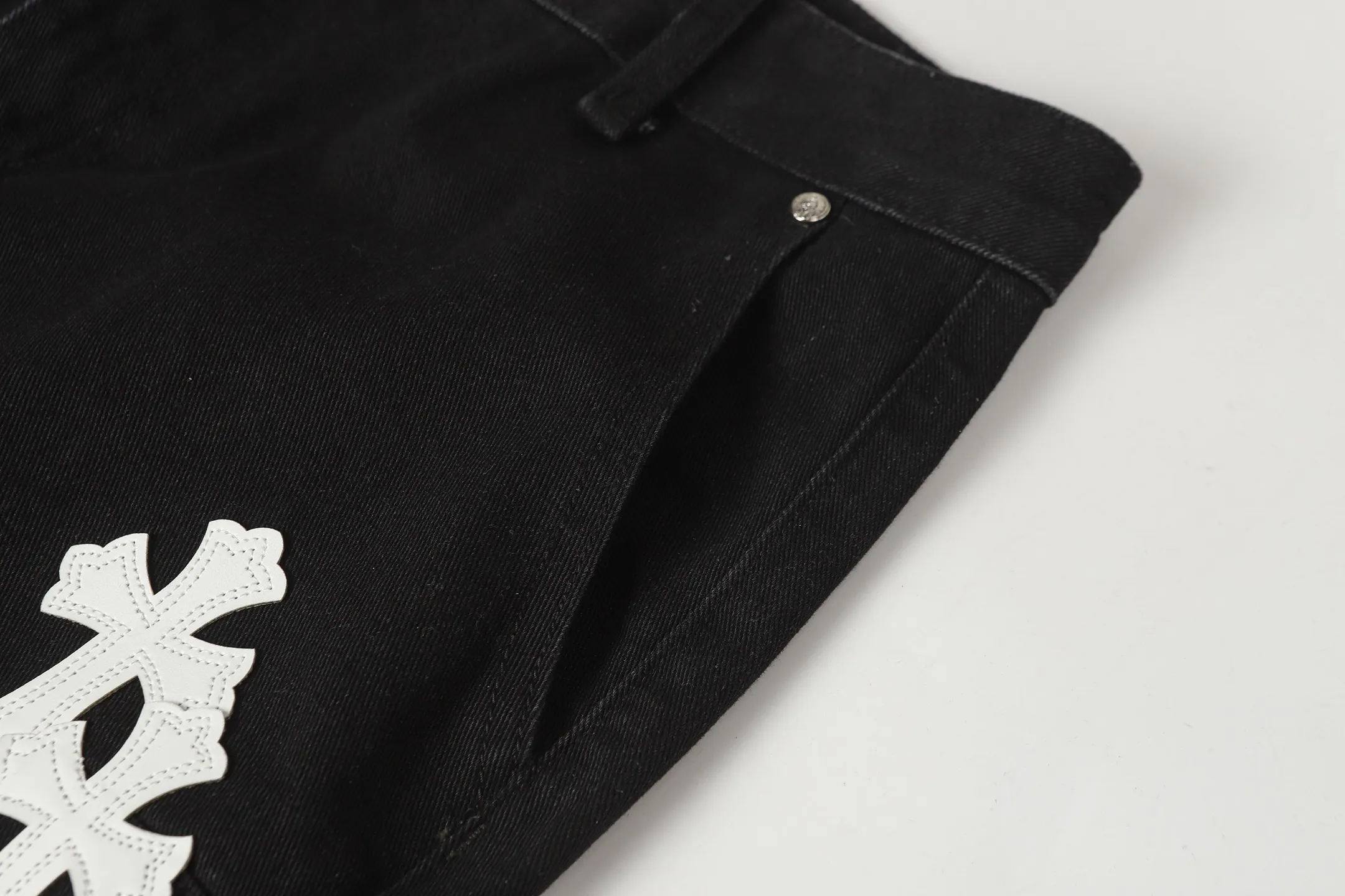 Cross Patch Embroidered Straight-Leg Jeans D16013999 — view 8