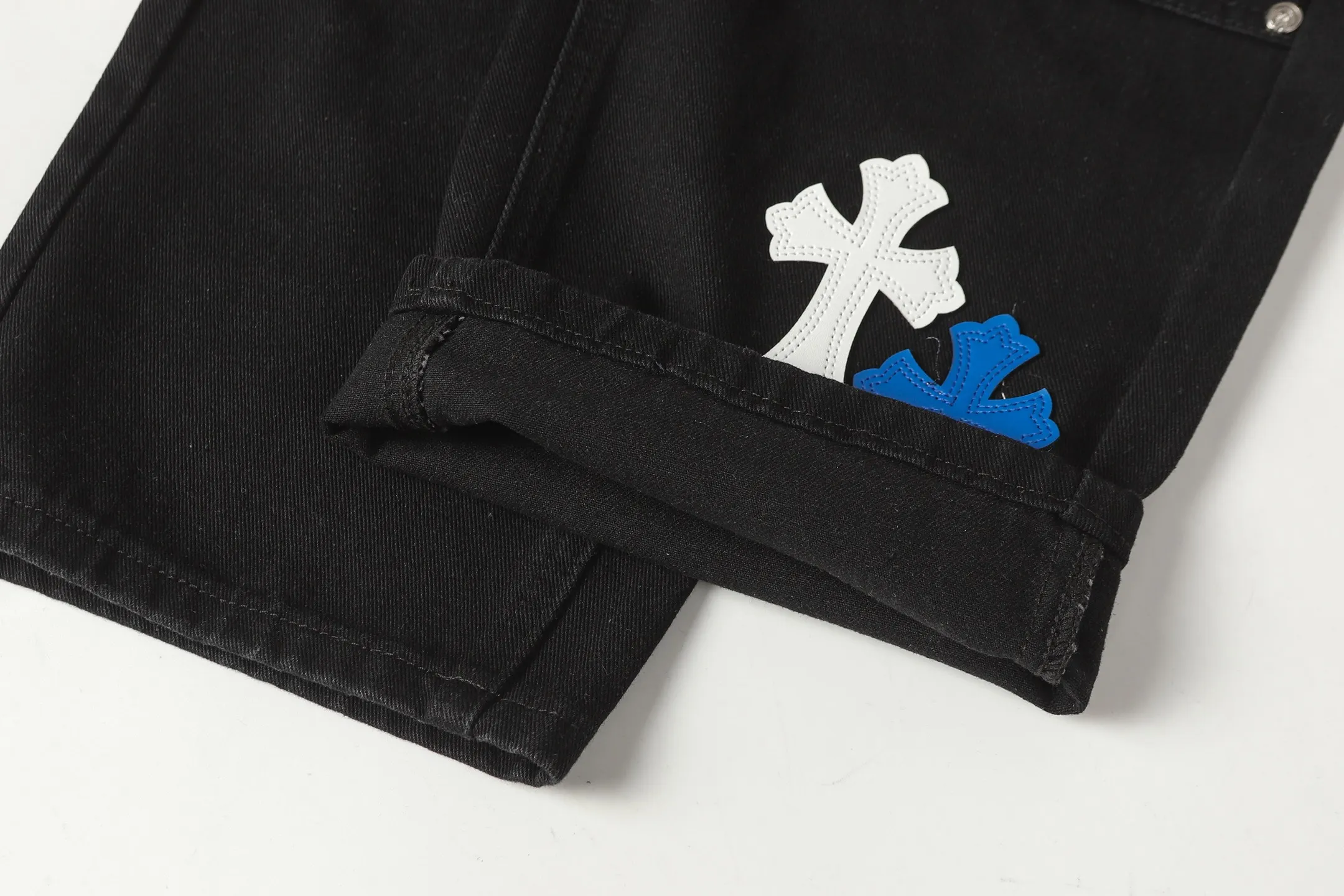 Cross Patch Embroidered Straight-Leg Jeans D16013999 — view 11