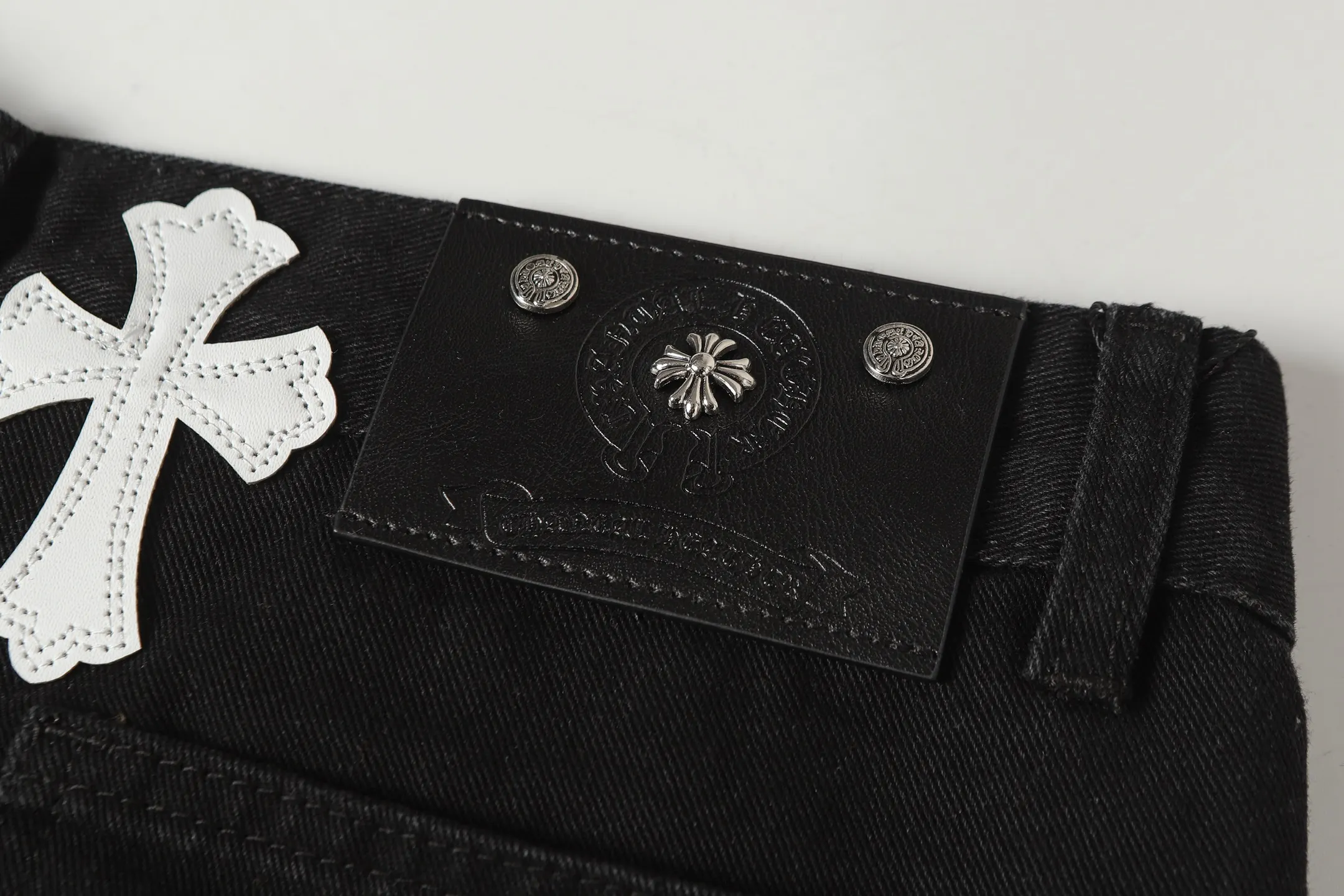 Cross Patch Embroidered Straight-Leg Jeans D16013999 — view 14
