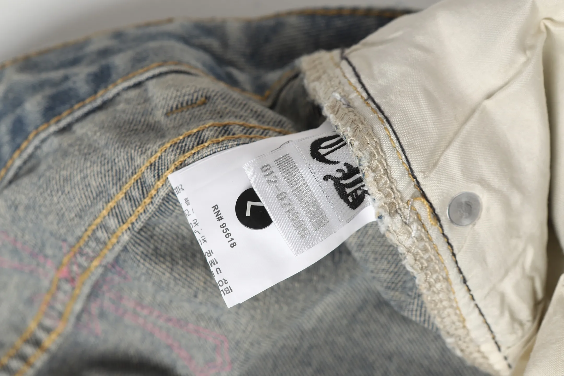 Cross Patch Embroidered Straight-Leg Jeans D15014090 — view 11