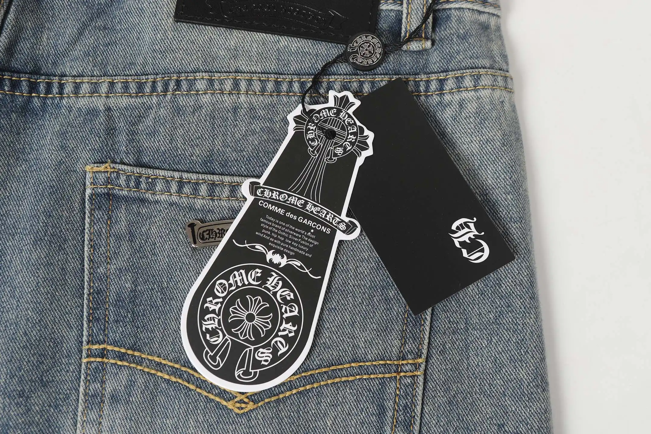 Cross Patch Embroidered Straight-Leg Jeans D15014090 — view 12