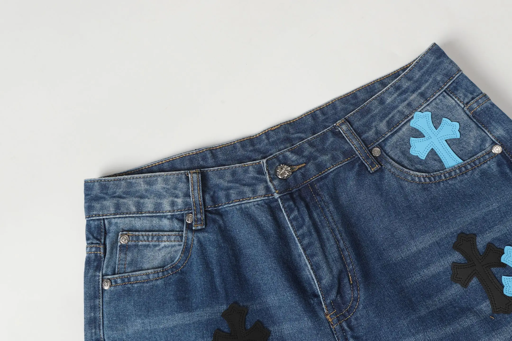 Cross Patch Appliqué Straight-Leg Jeans D15514087 — view 4
