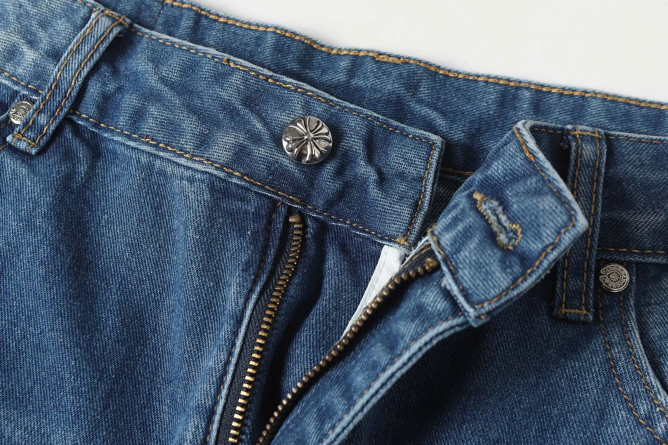 Cross Patch Appliqué Straight-Leg Jeans D15514087 — view 5