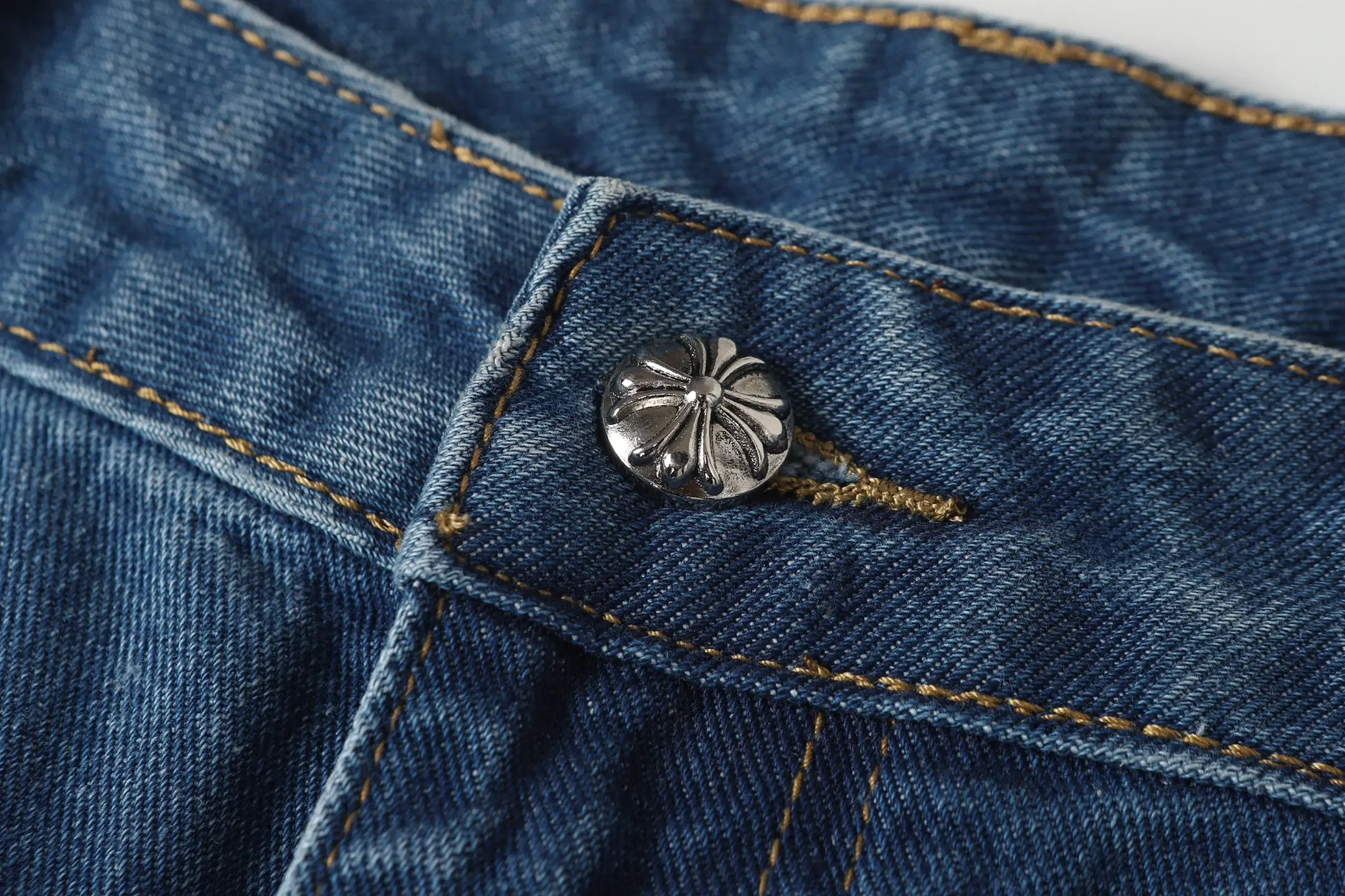 Cross Patch Appliqué Straight-Leg Jeans D15514087 — view 7