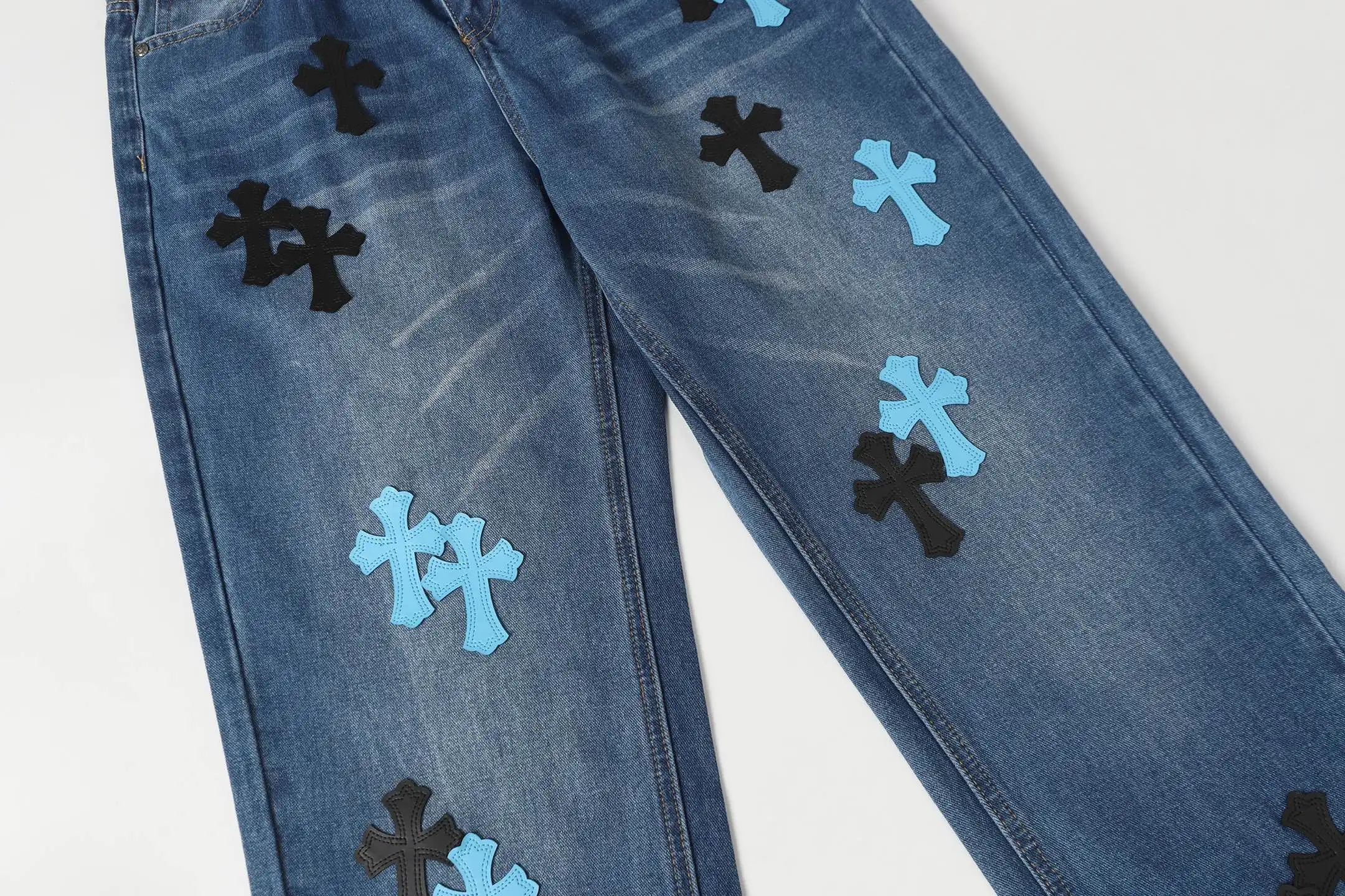 Cross Patch Appliqué Straight-Leg Jeans D15514087 — view 8