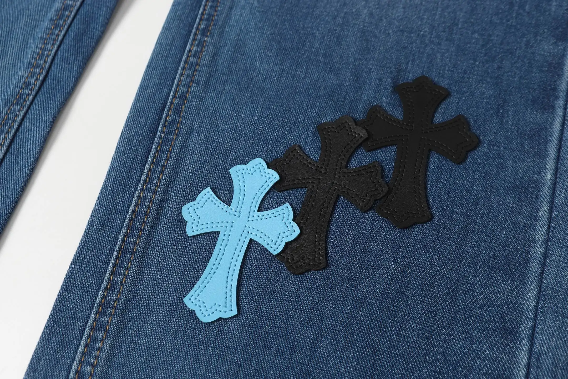 Cross Patch Appliqué Straight-Leg Jeans D15514087 — view 9