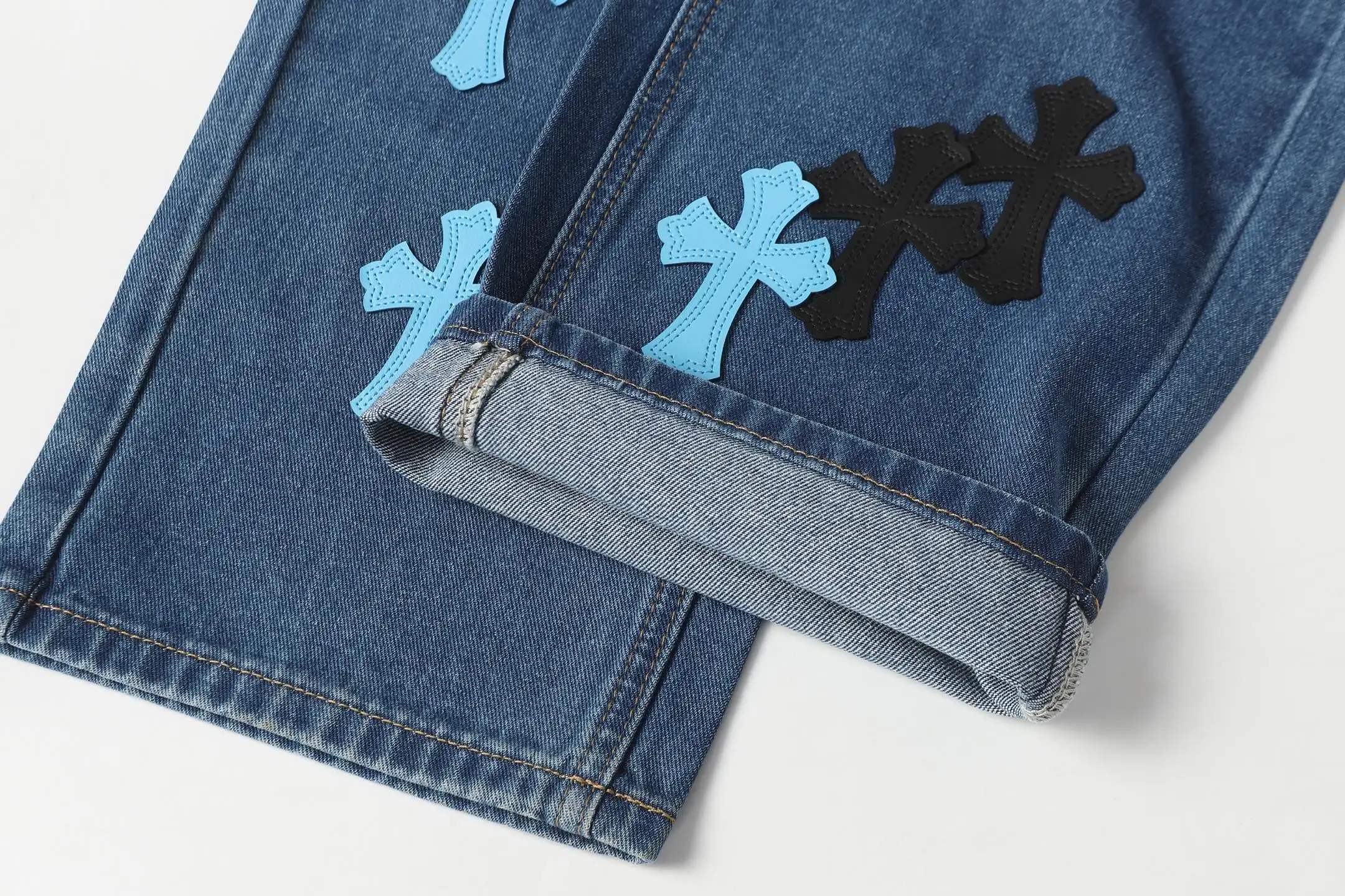 Cross Patch Appliqué Straight-Leg Jeans D15514087 — view 10