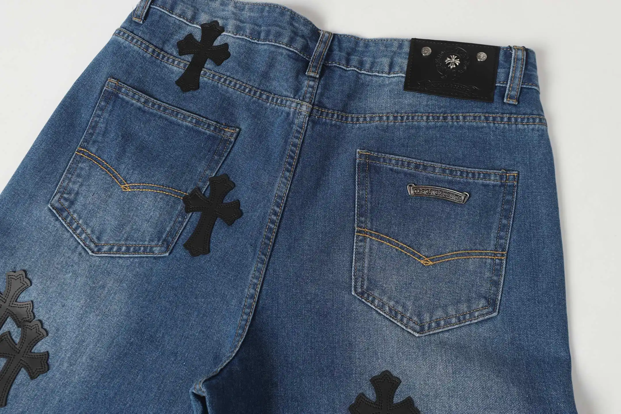 Cross Patch Appliqué Straight-Leg Jeans D15514087 — view 11