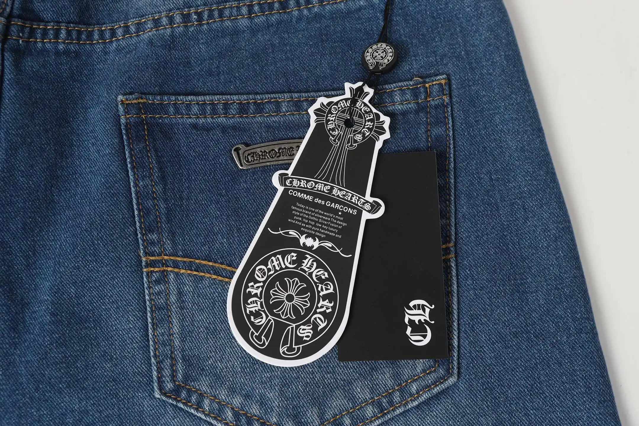 Cross Patch Appliqué Straight-Leg Jeans D15514087 — view 12