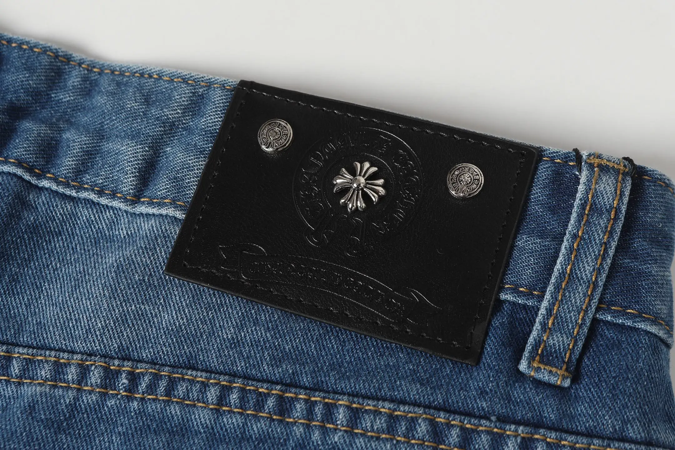 Cross Patch Appliqué Straight-Leg Jeans D15514087 — view 13