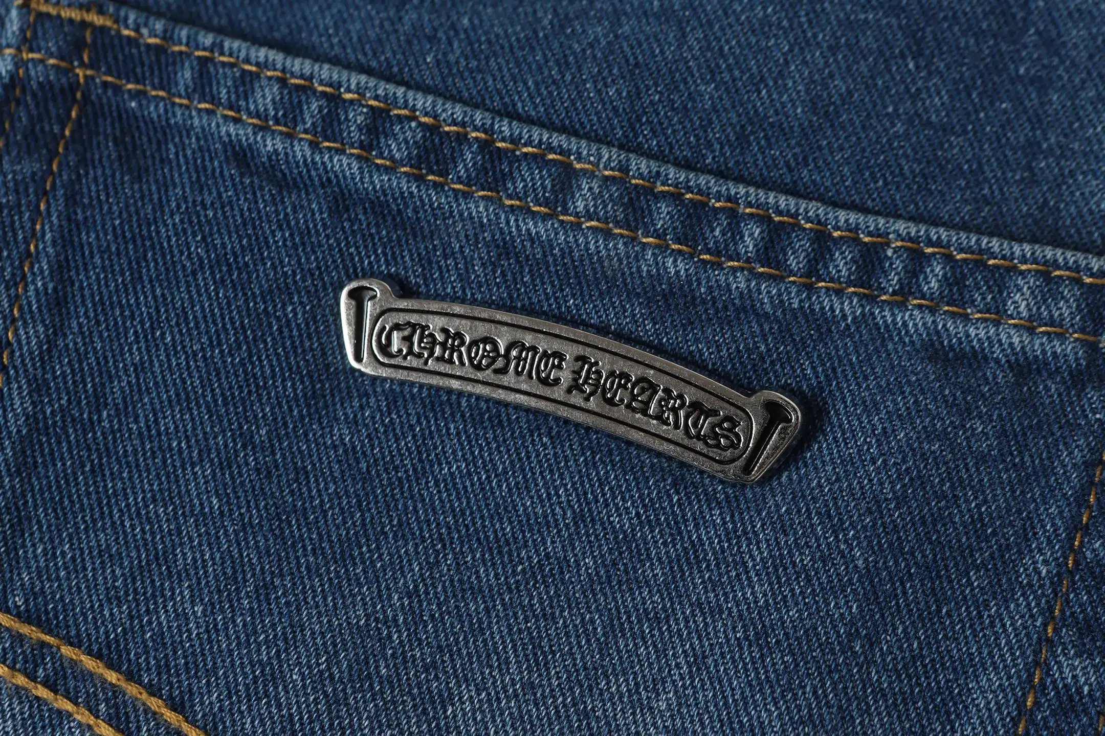 Cross Patch Appliqué Straight-Leg Jeans D15514087 — view 14