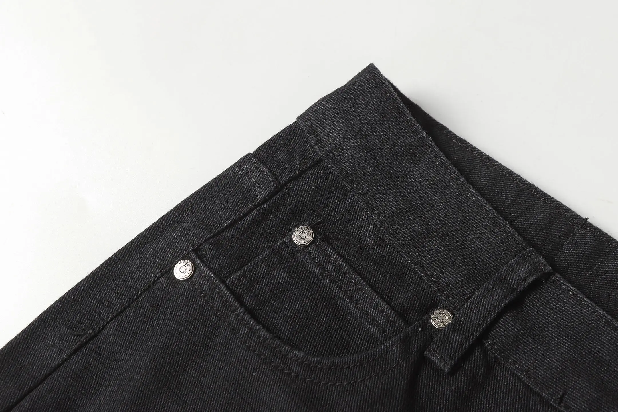 Leopard Patch Cross Straight-Leg Jeans D15514088 — view 4