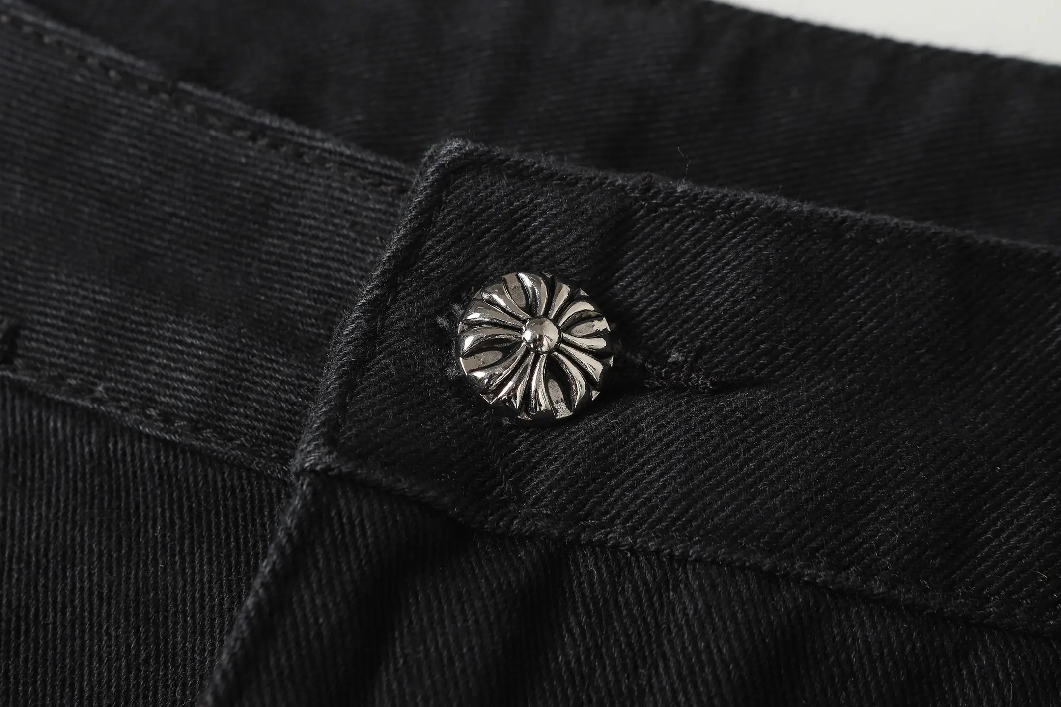 Leopard Patch Cross Straight-Leg Jeans D15514088 — view 5