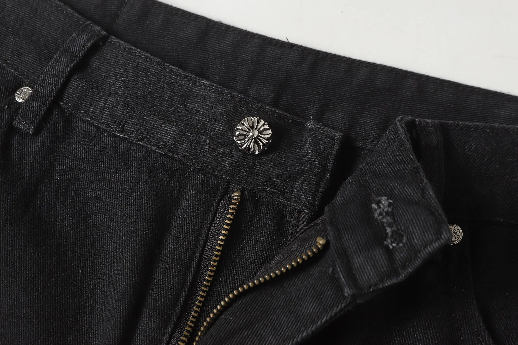 Leopard Patch Cross Straight-Leg Jeans D15514088 — view 6