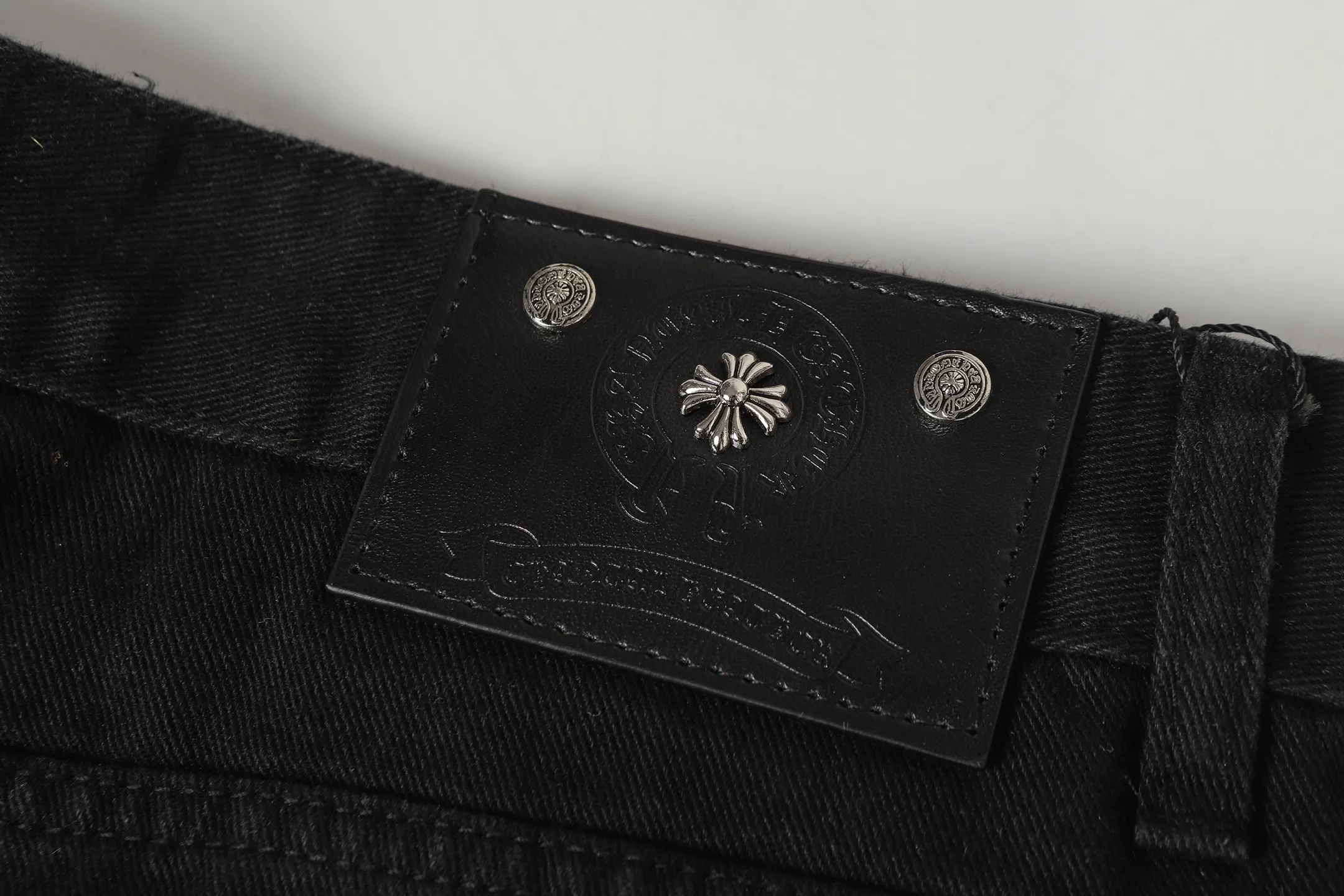 Leopard Patch Cross Straight-Leg Jeans D15514088 — view 9