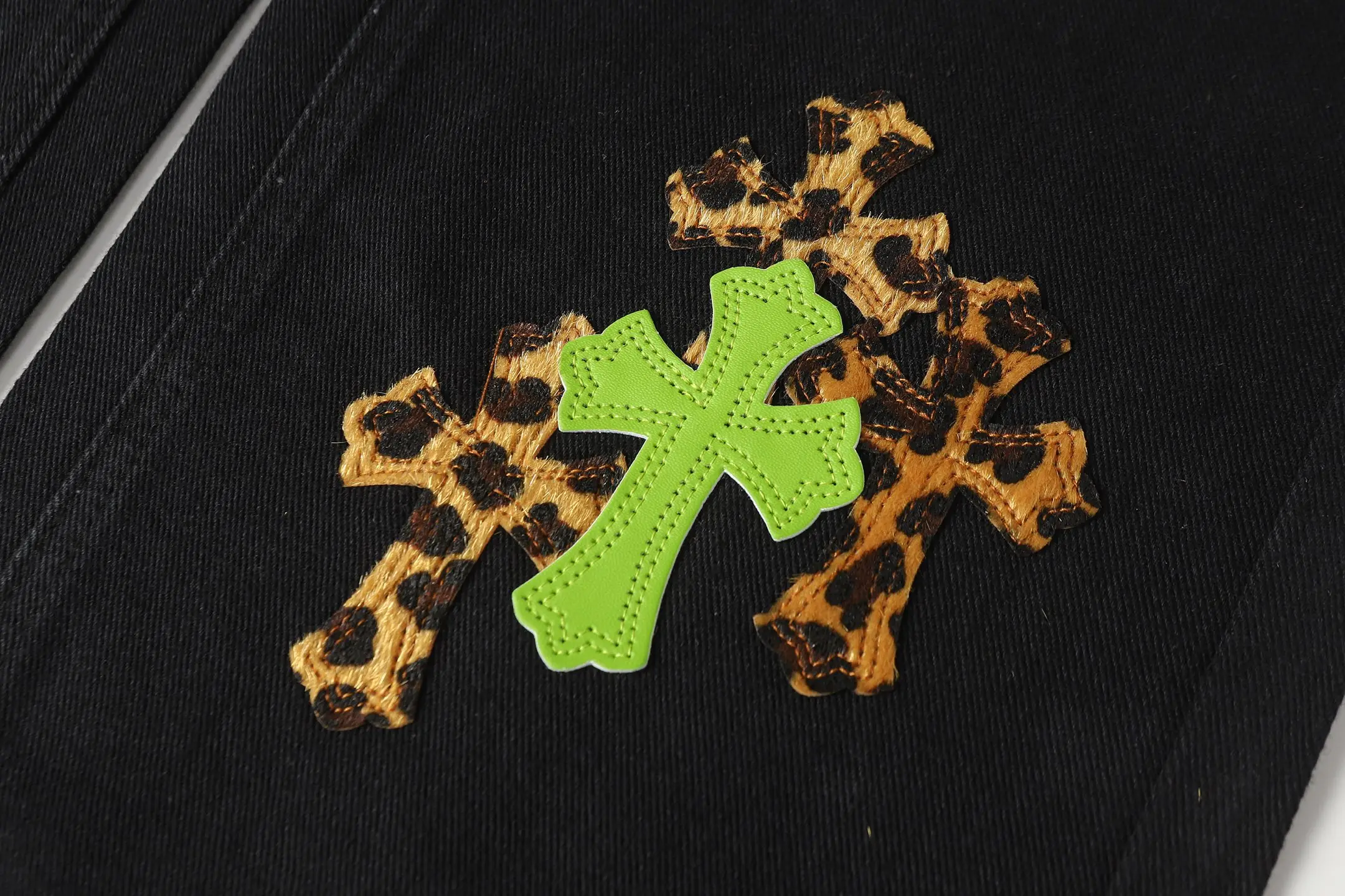 Leopard Patch Cross Straight-Leg Jeans D15514088 — view 10