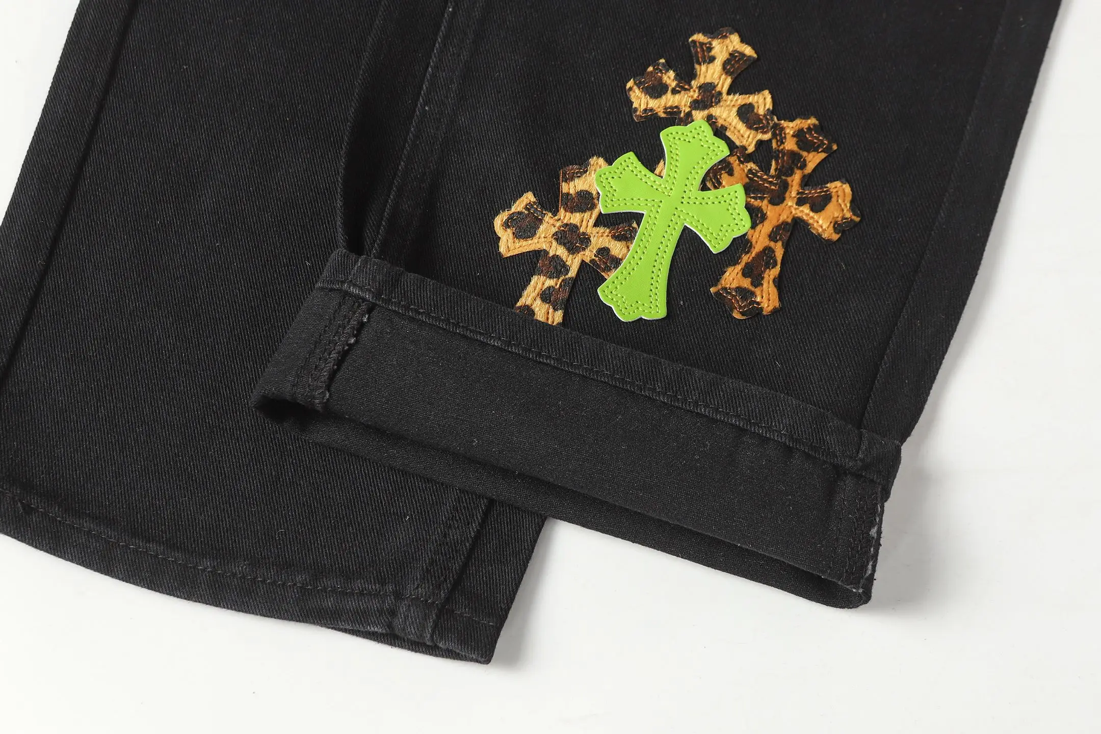 Leopard Patch Cross Straight-Leg Jeans D15514088 — view 11