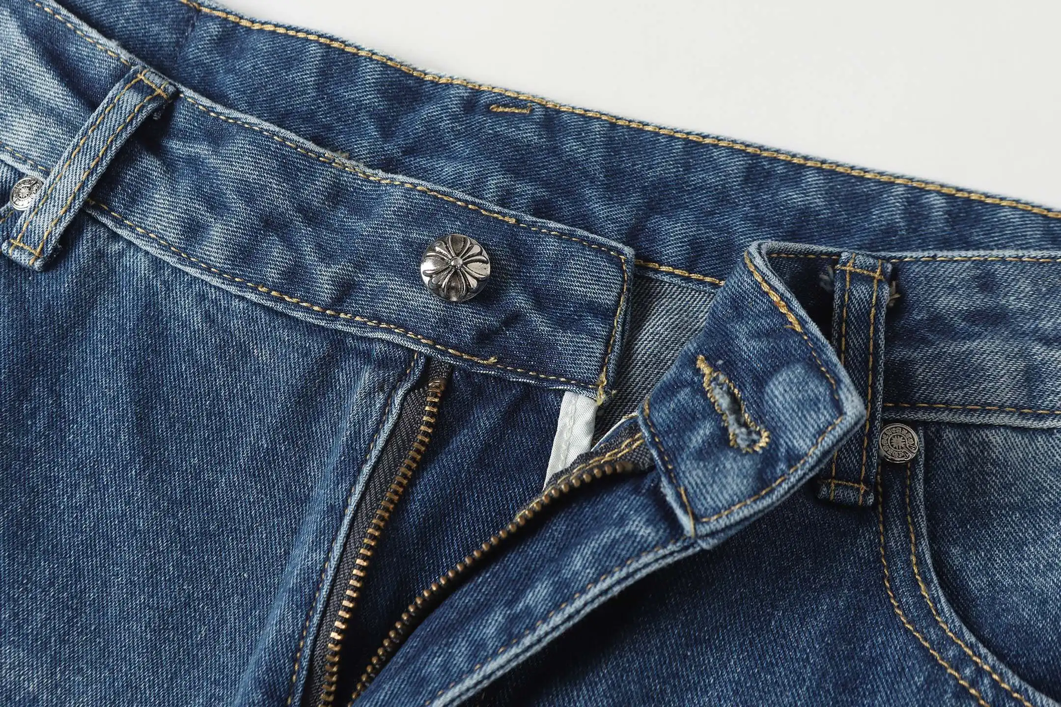 Cross Patch Appliqué Straight-Leg Jeans D15514089 — view 4