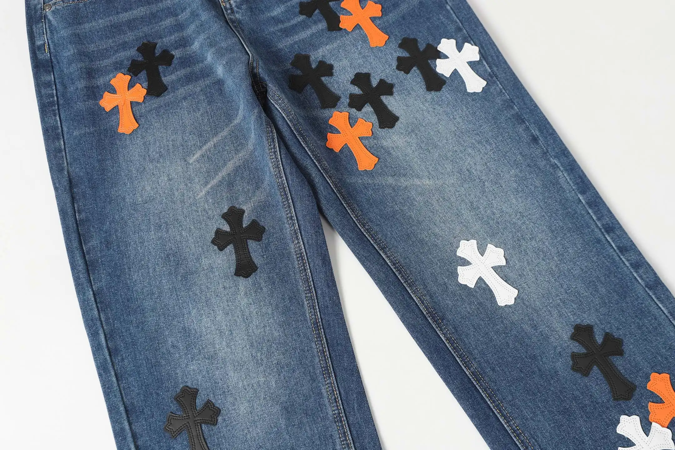Cross Patch Appliqué Straight-Leg Jeans D15514089 — view 8